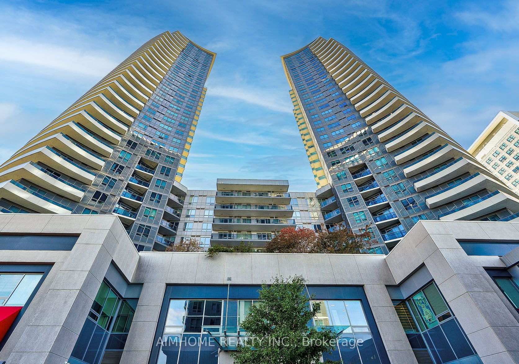7161 Yonge St Property Photo