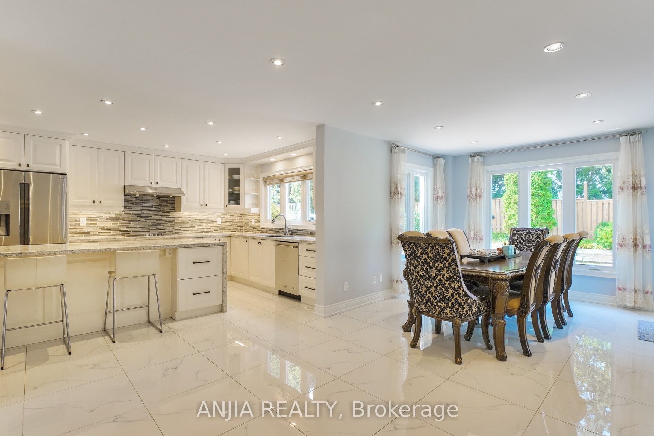 28 Holbrook Court Property Photo 3