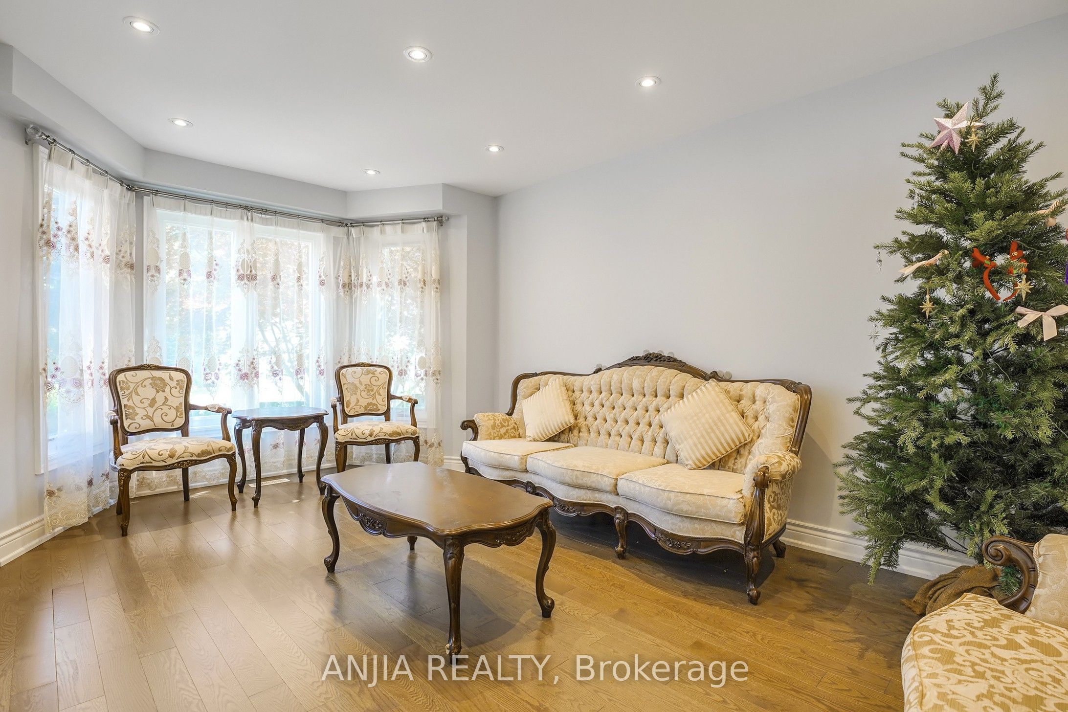 28 Holbrook Court Property Photo 4