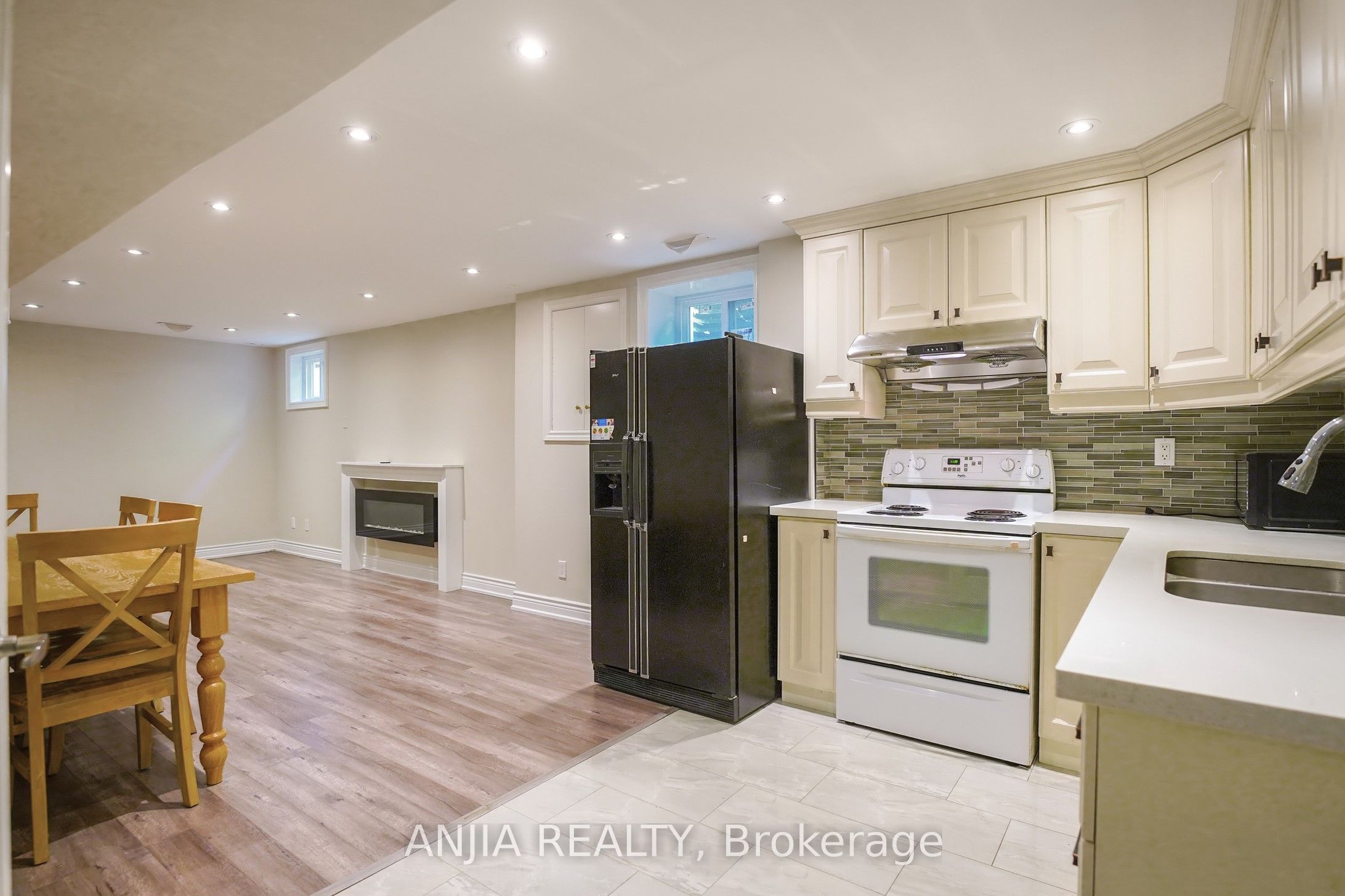 28 Holbrook Court Property Photo 28