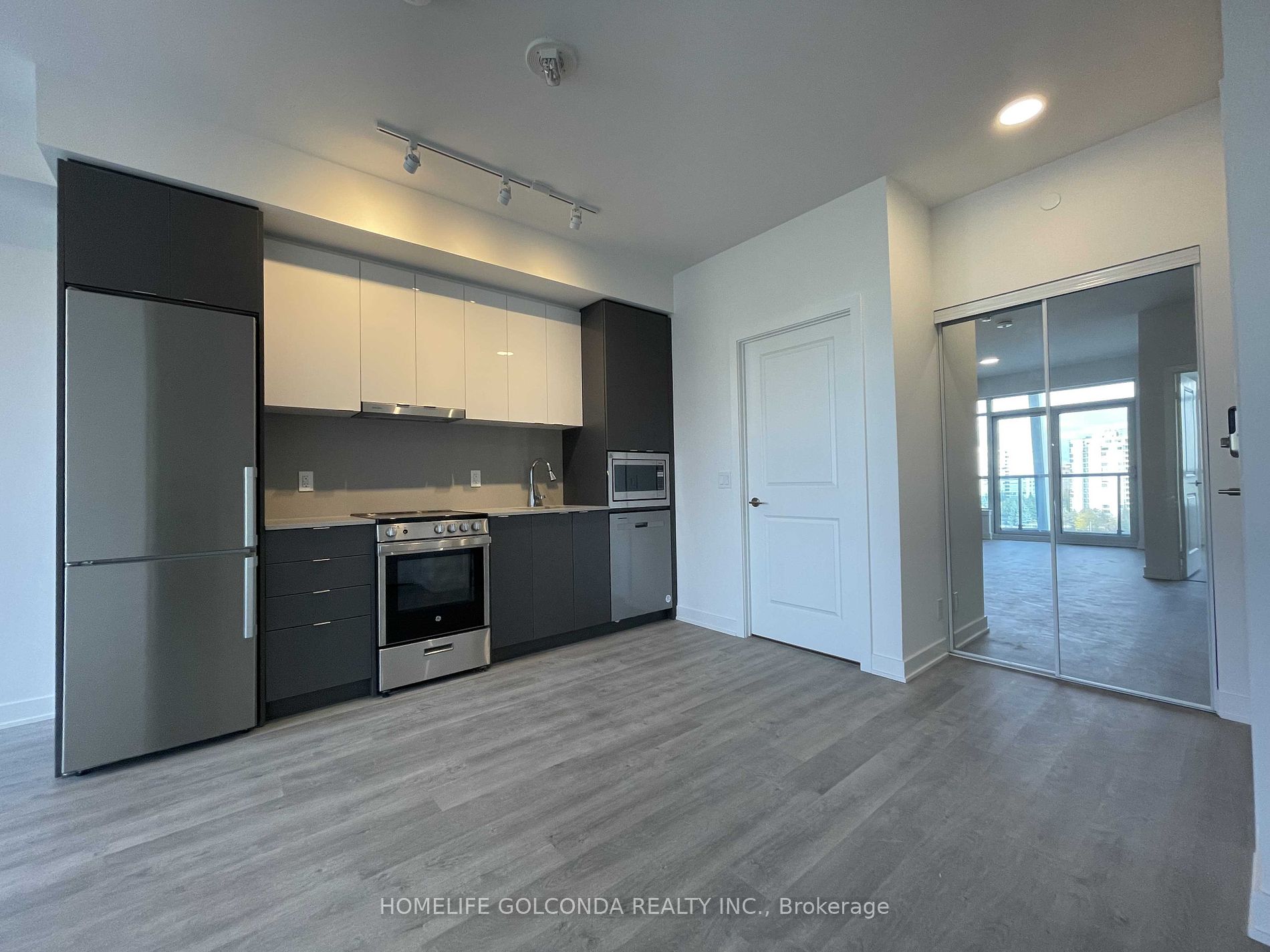 50 Upper Mall Way Property Photo