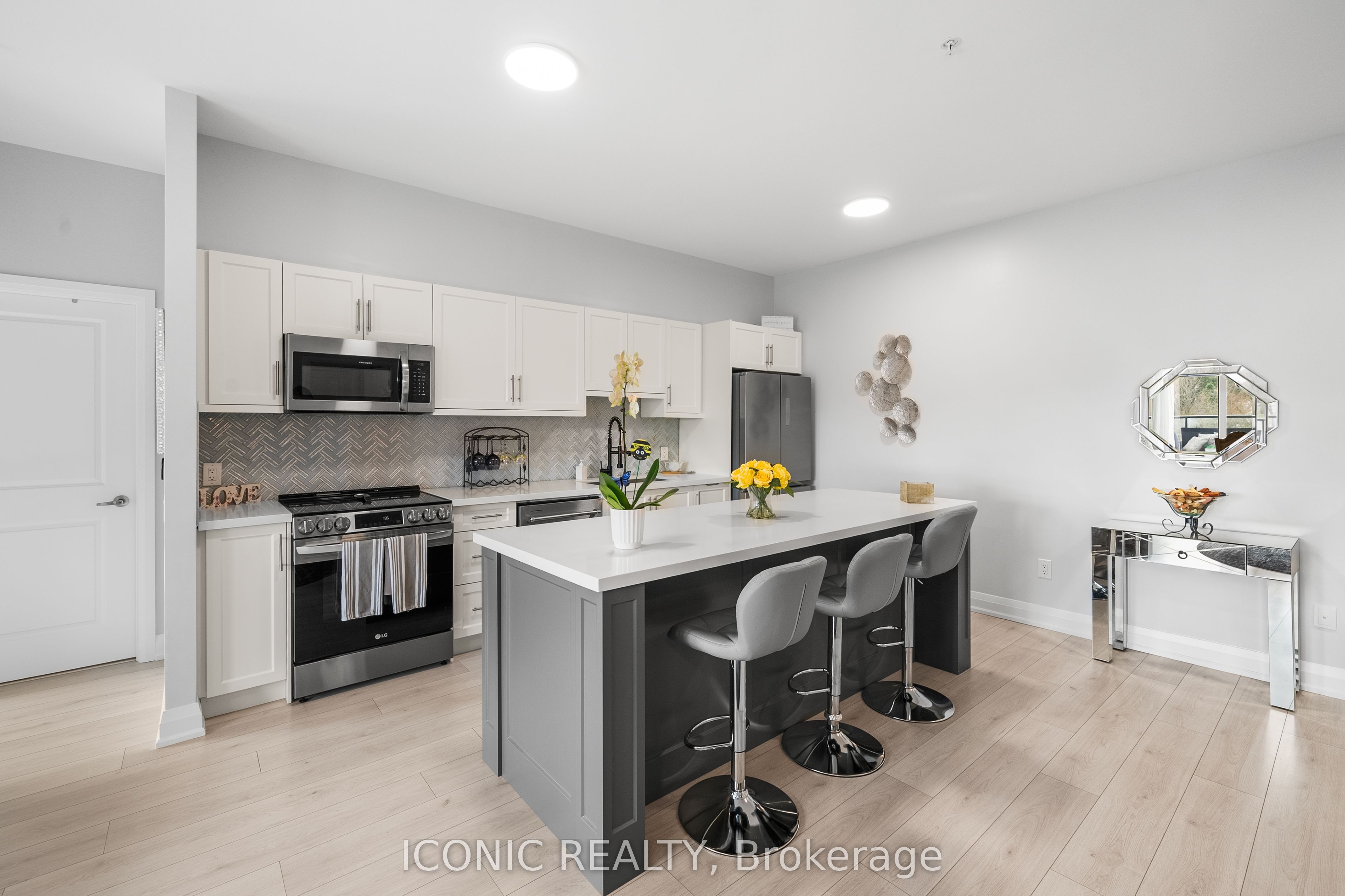 #606 - 64 Queen Street Property Photo 6