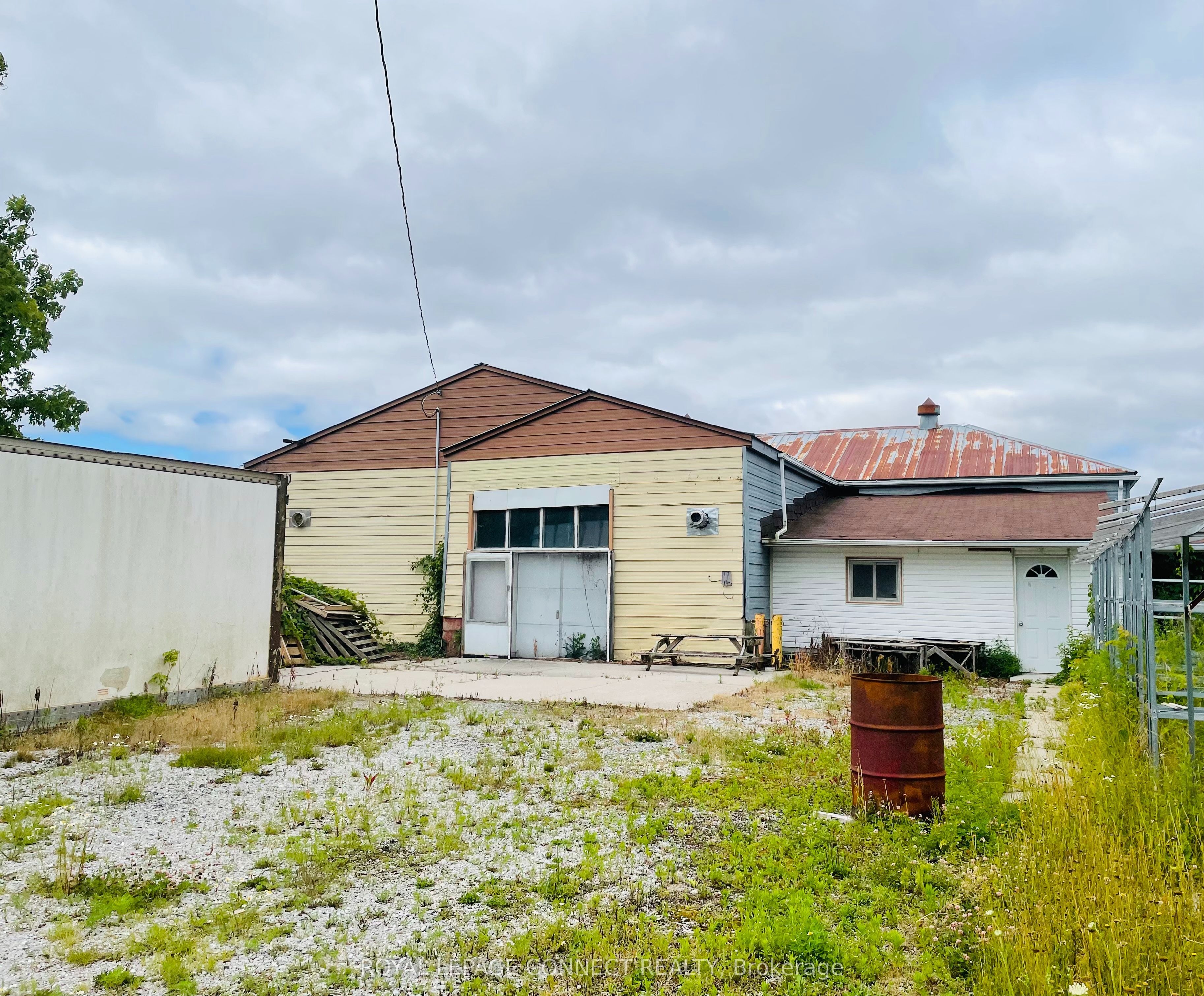 19470 Dufferin Street Property Photo 9
