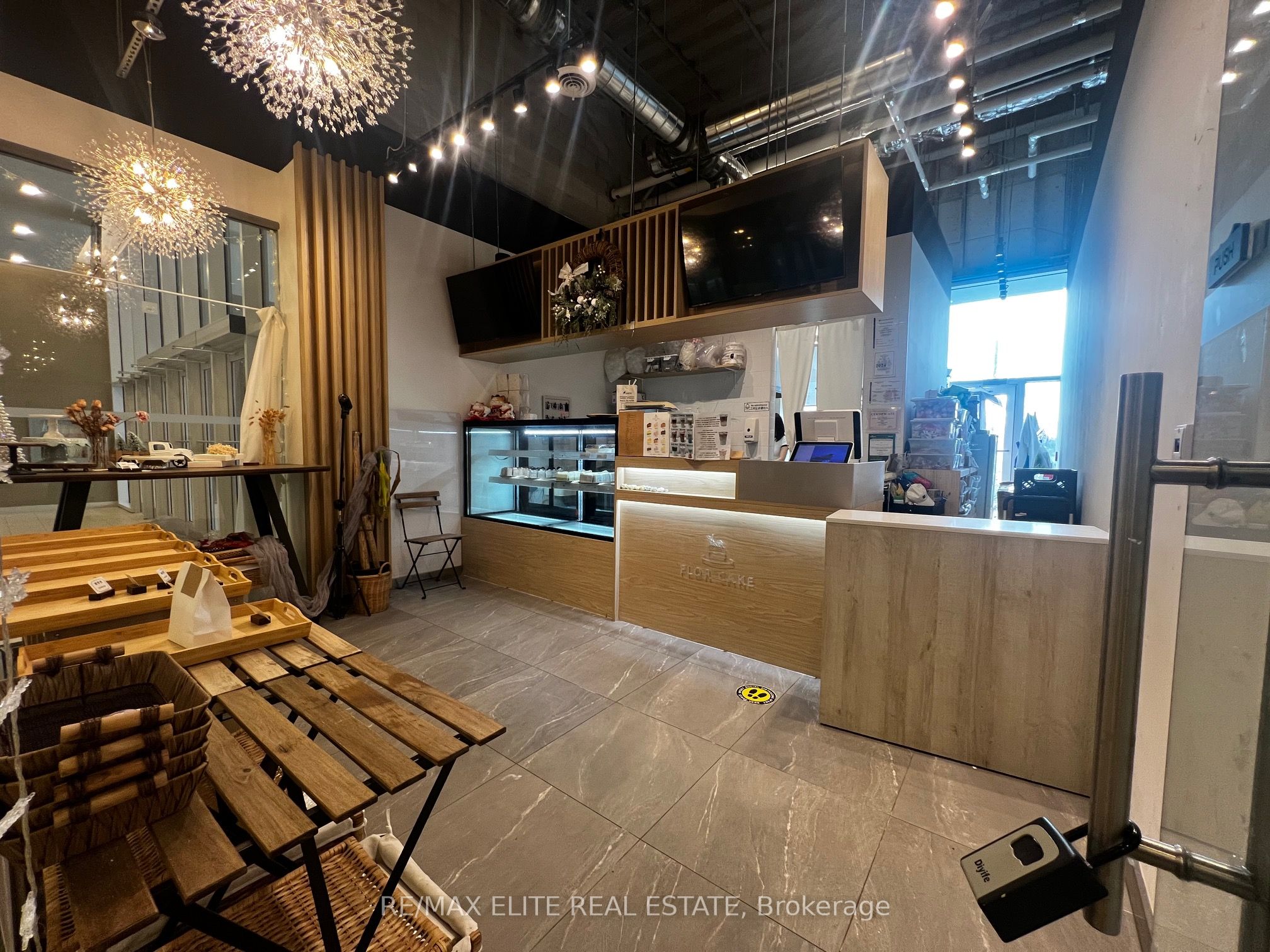 #1cf6 - 9390 Woodbine Avenue Property Photo 3