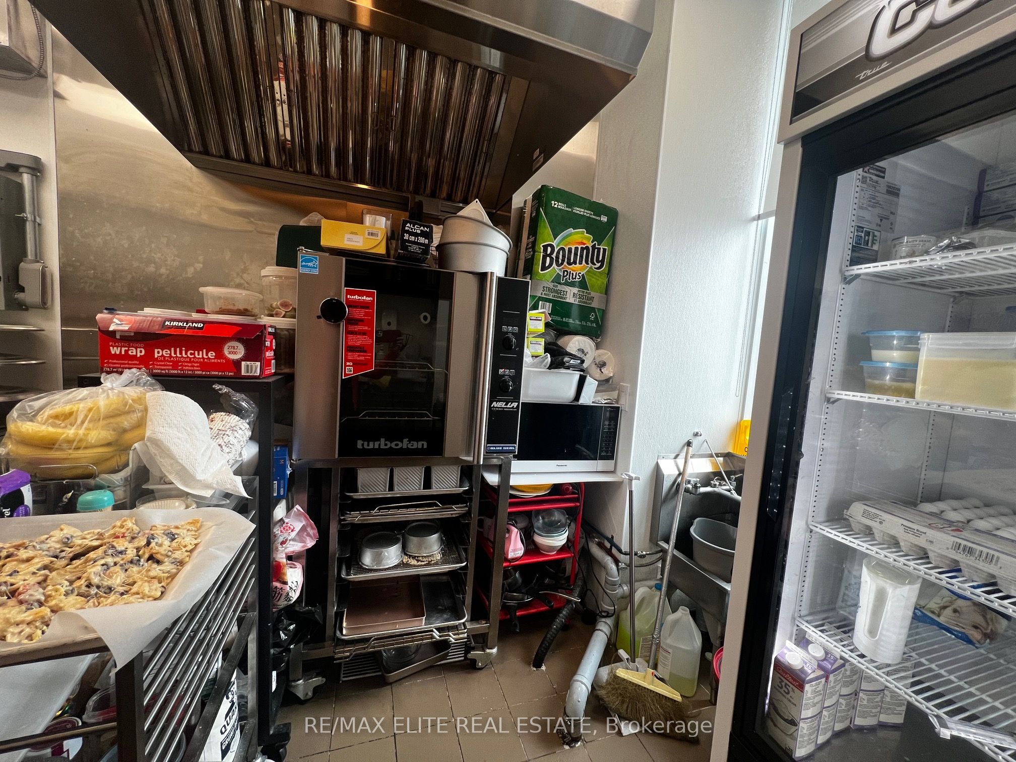 #1cf6 - 9390 Woodbine Avenue Property Photo 6