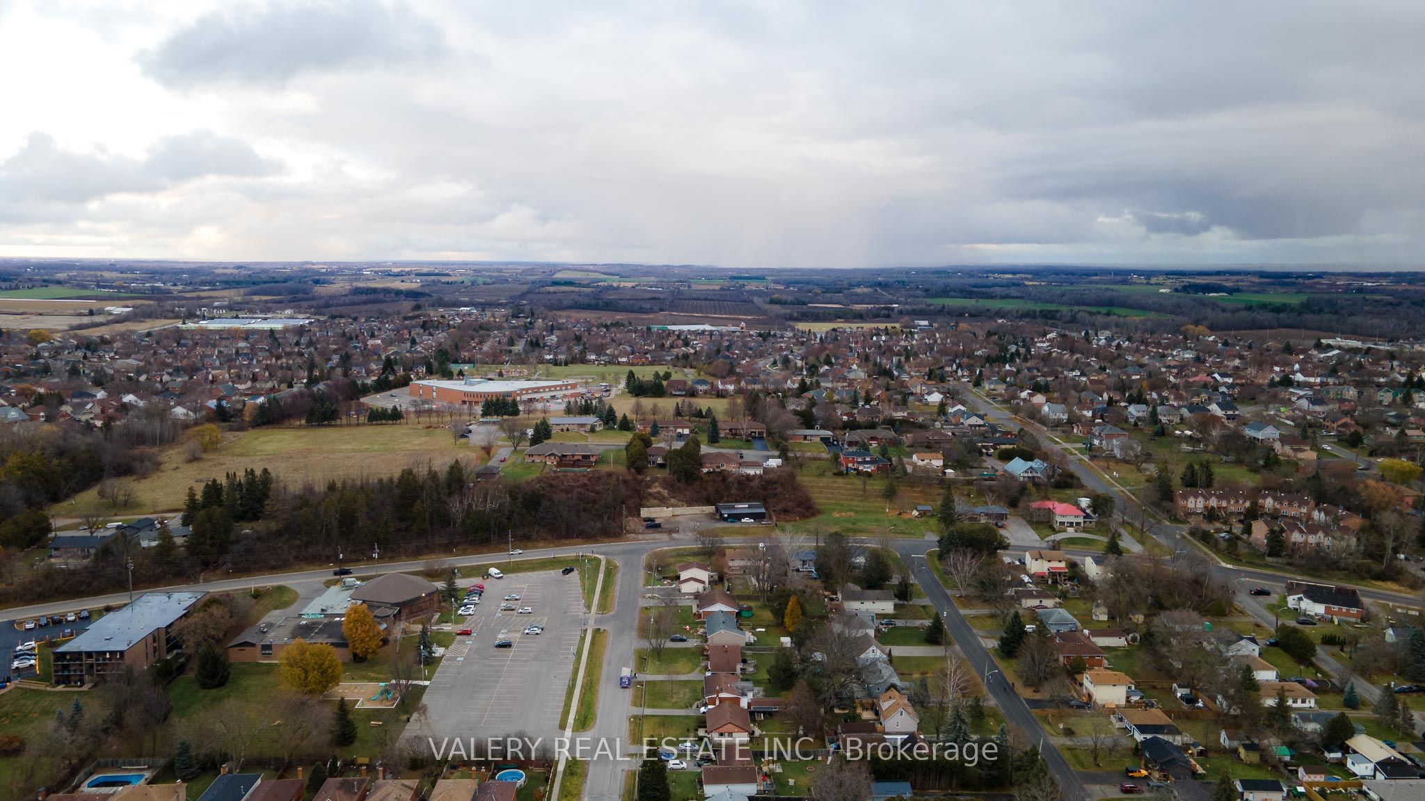 103 The Queensway S Property Photo 16