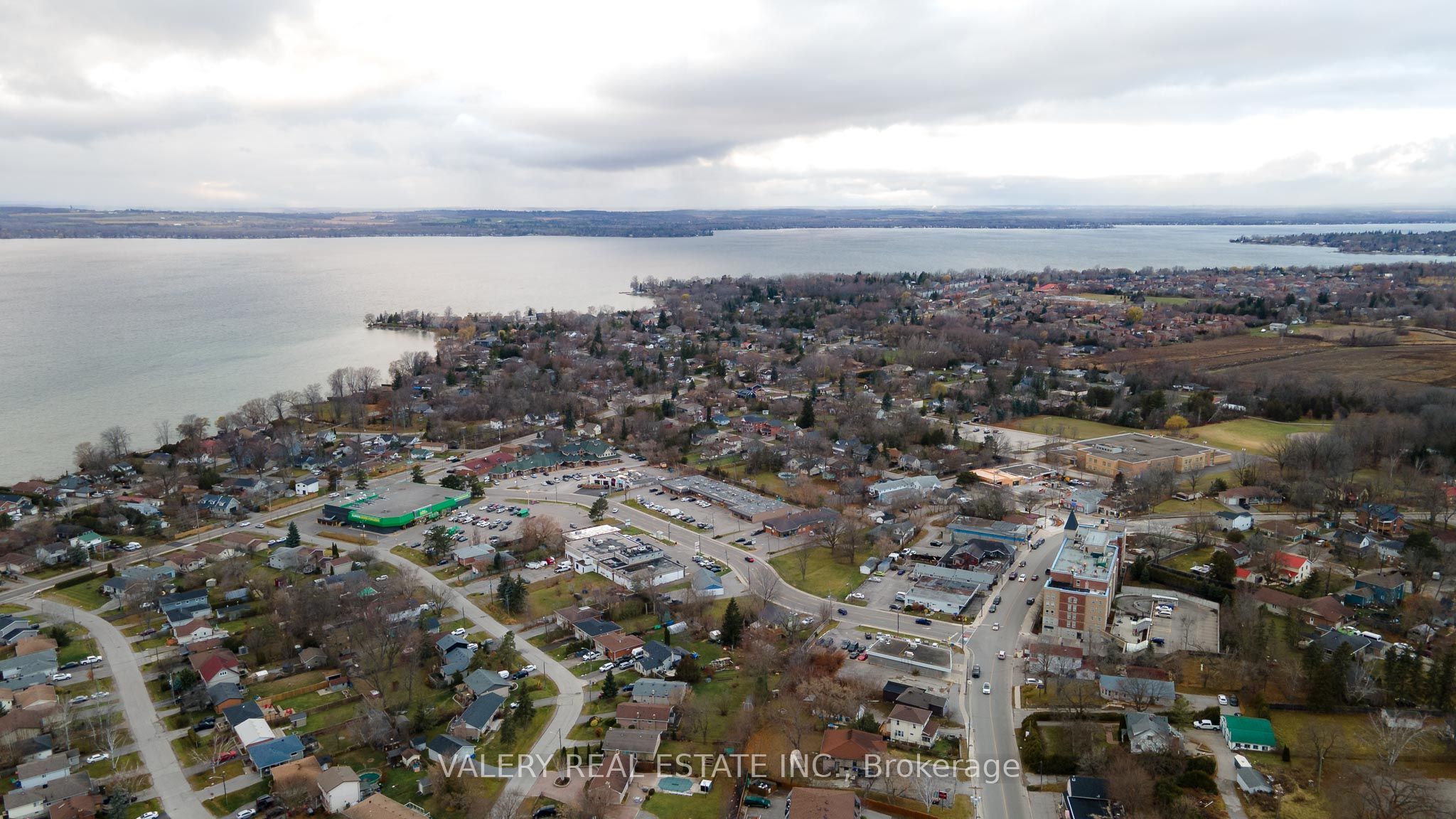 103 The Queensway S Property Photo 21