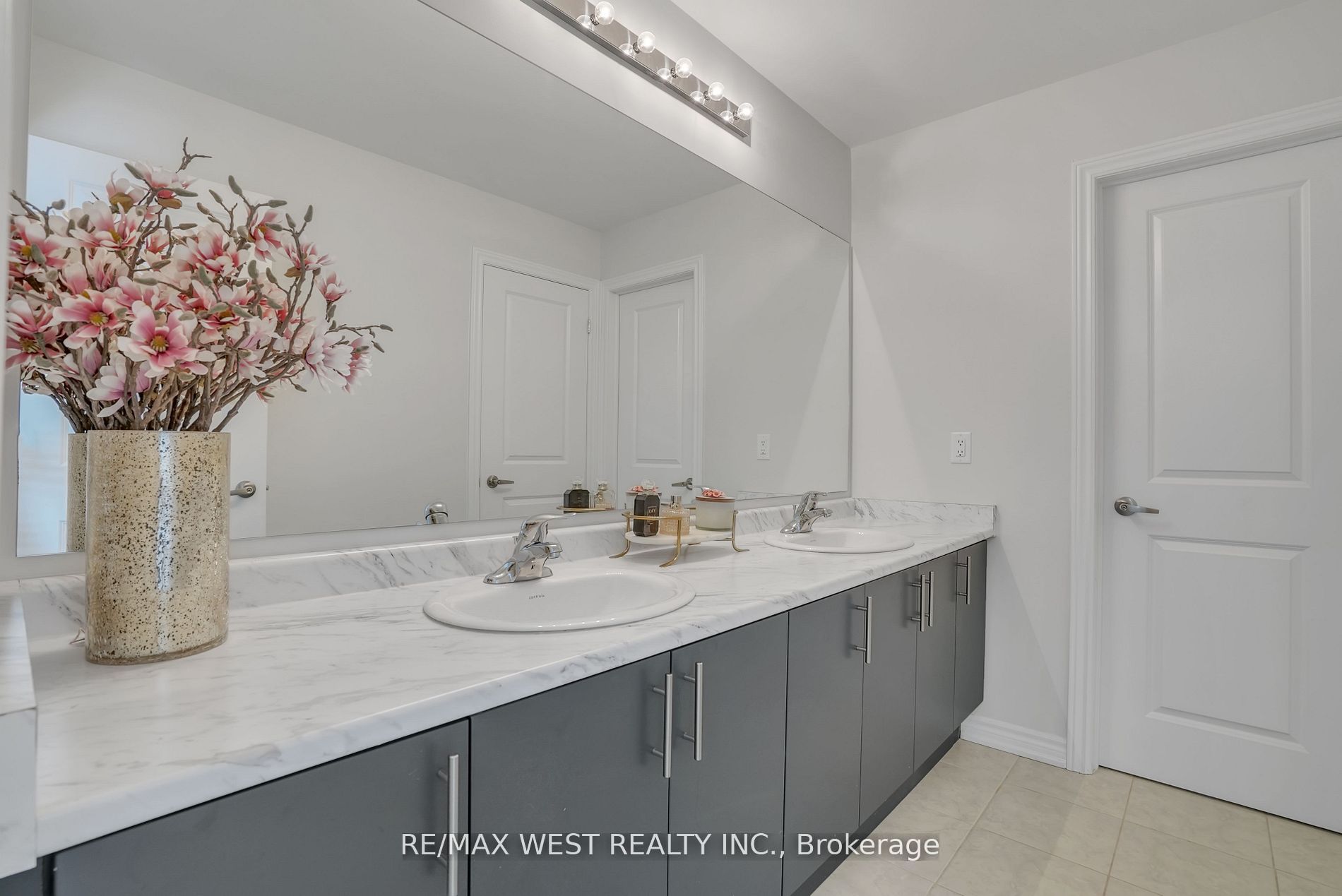 1221 Corby Way Property Photo 10