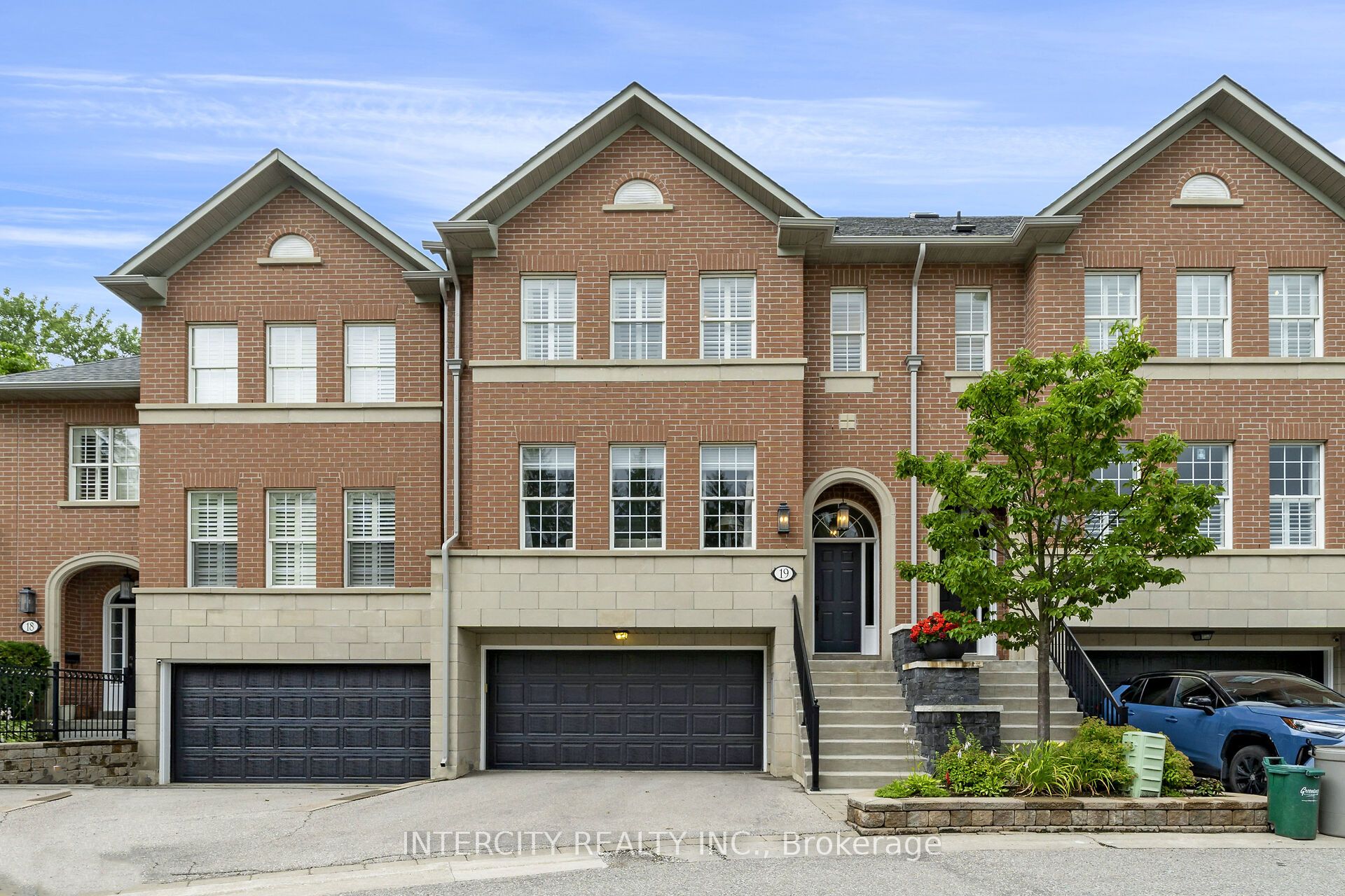 #19 - 8038 Yonge Street Property Photo 1
