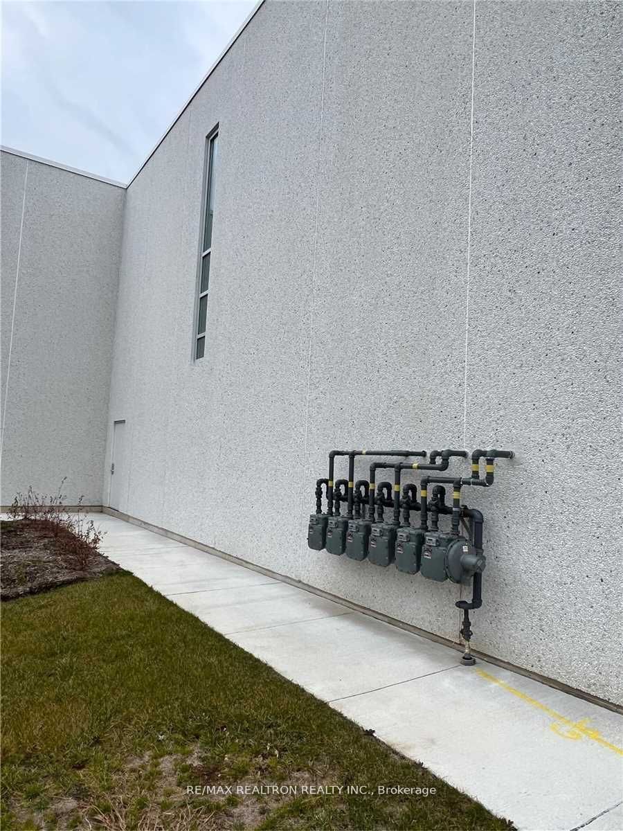 #1 - 10952 Woodbine Avenue Property Photo 3