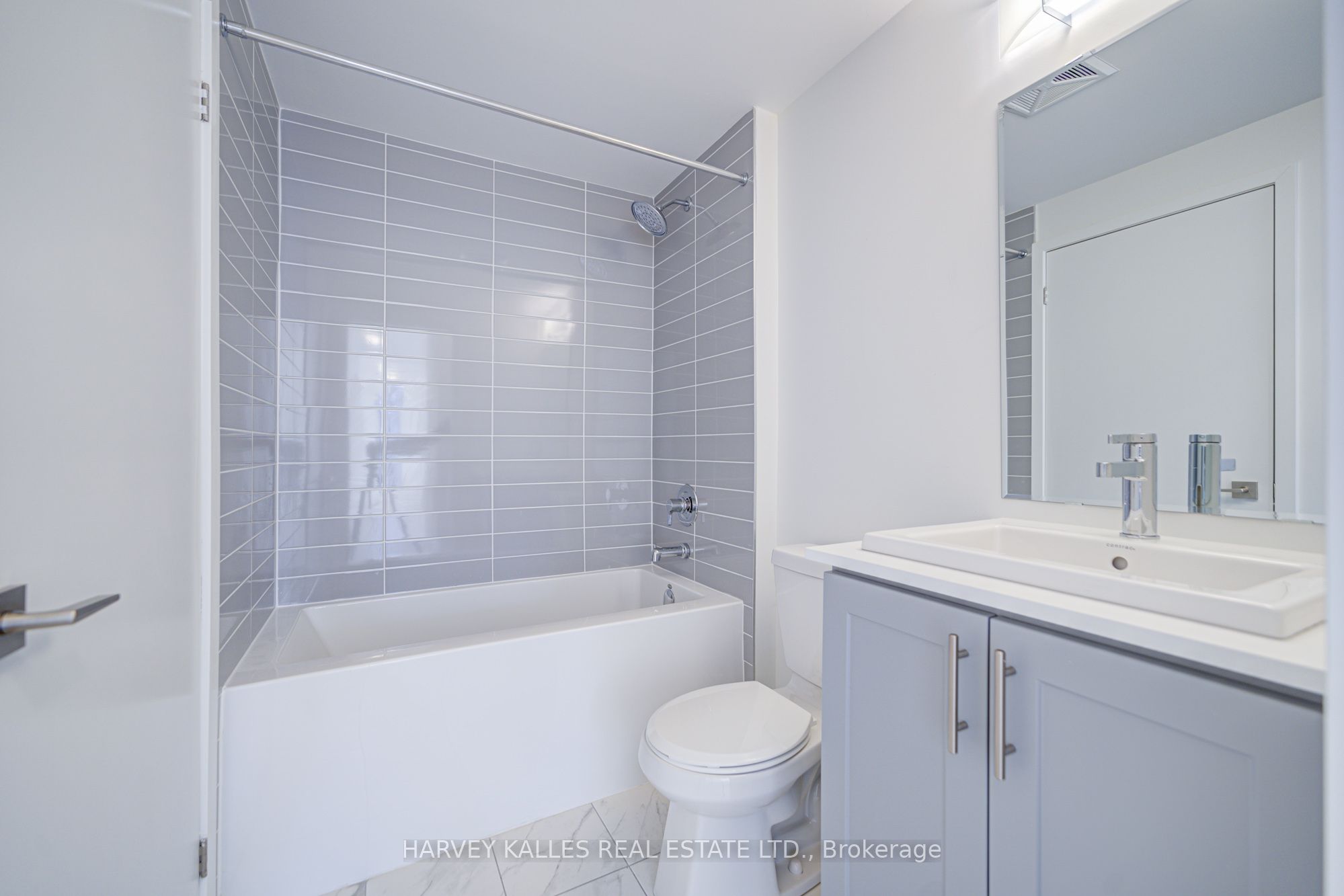 #2 - 11 Lytham Green Circle Property Photo 17