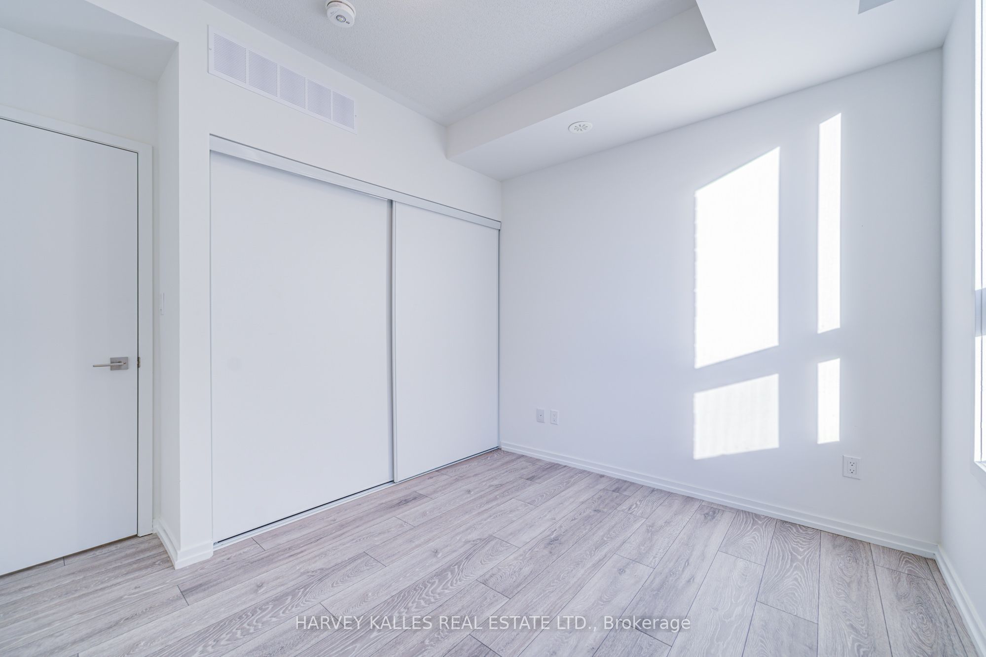 #2 - 11 Lytham Green Circle Property Photo 22