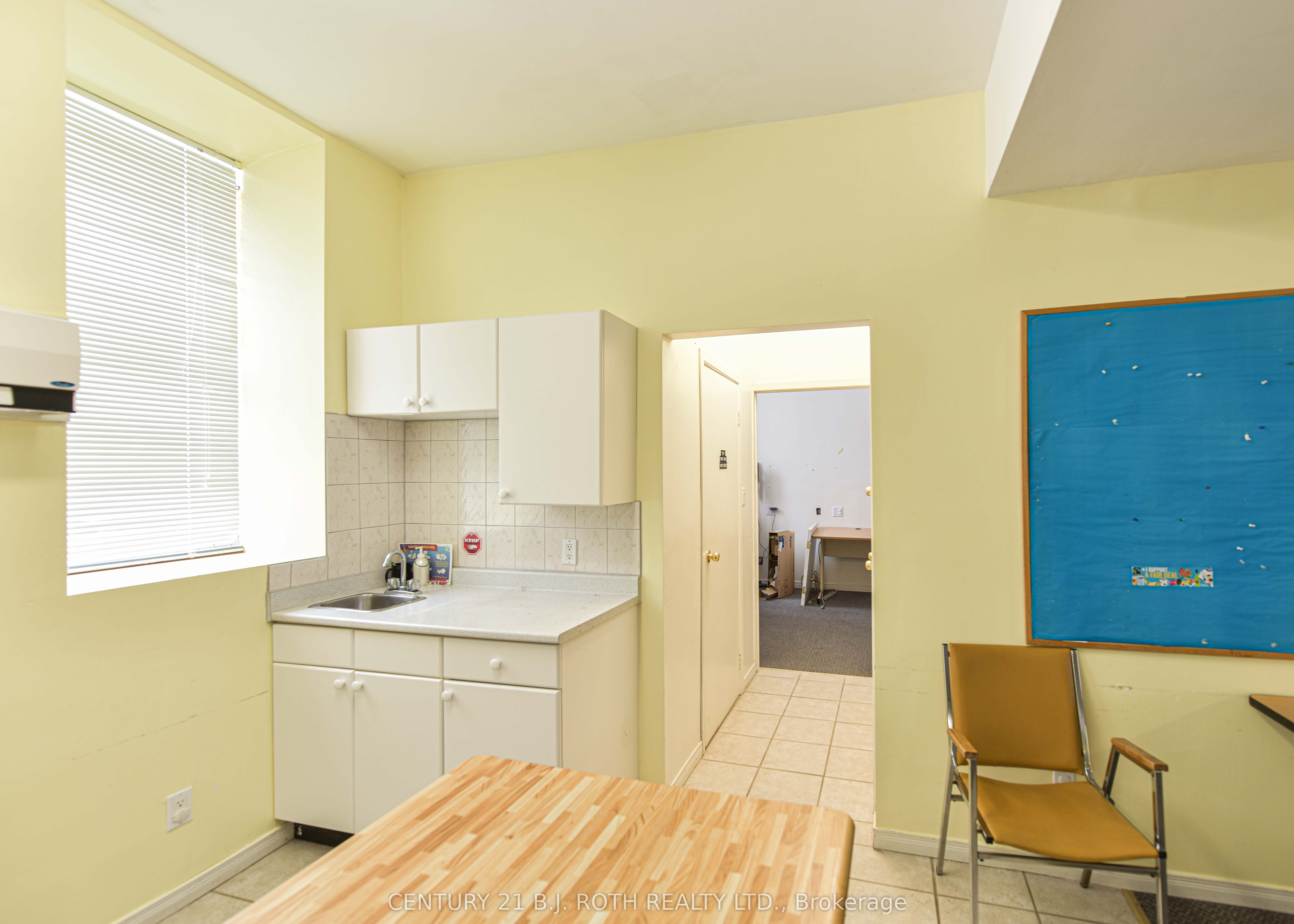 523 Simcoe Street Property Photo 21