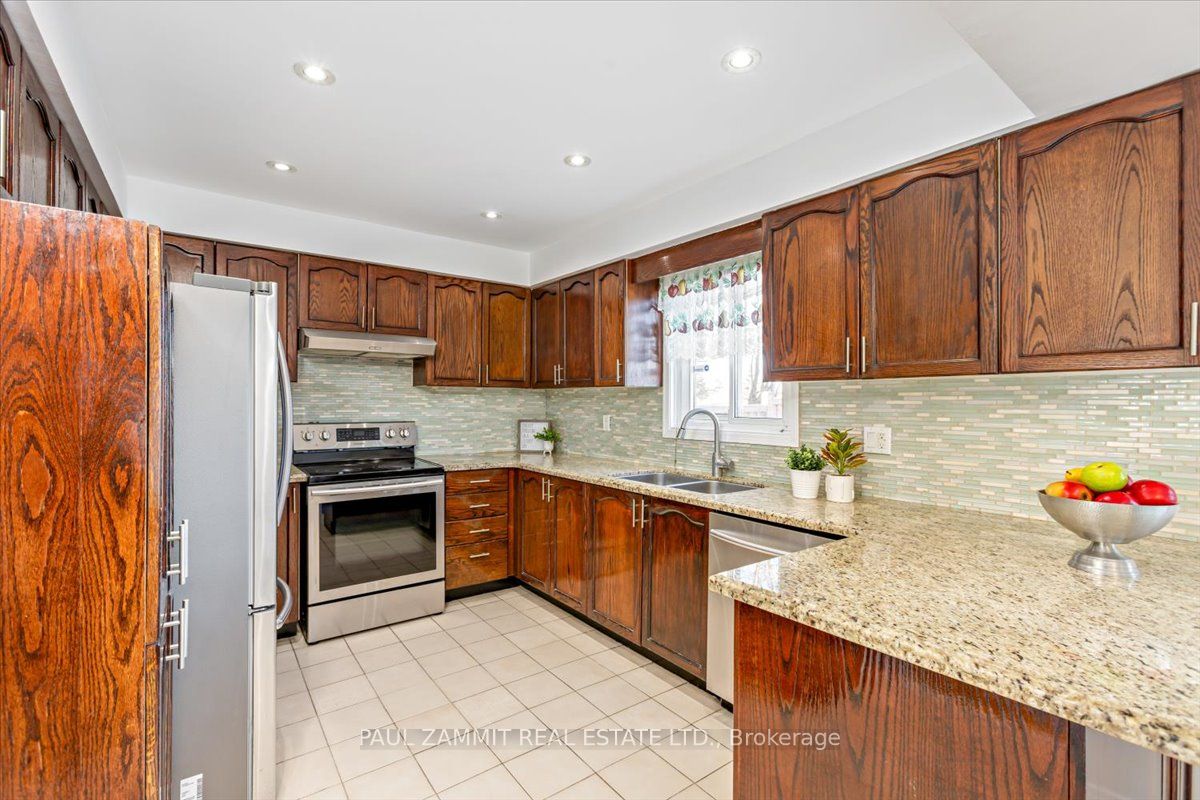 16 Parklawn Crescent Property Photo 9