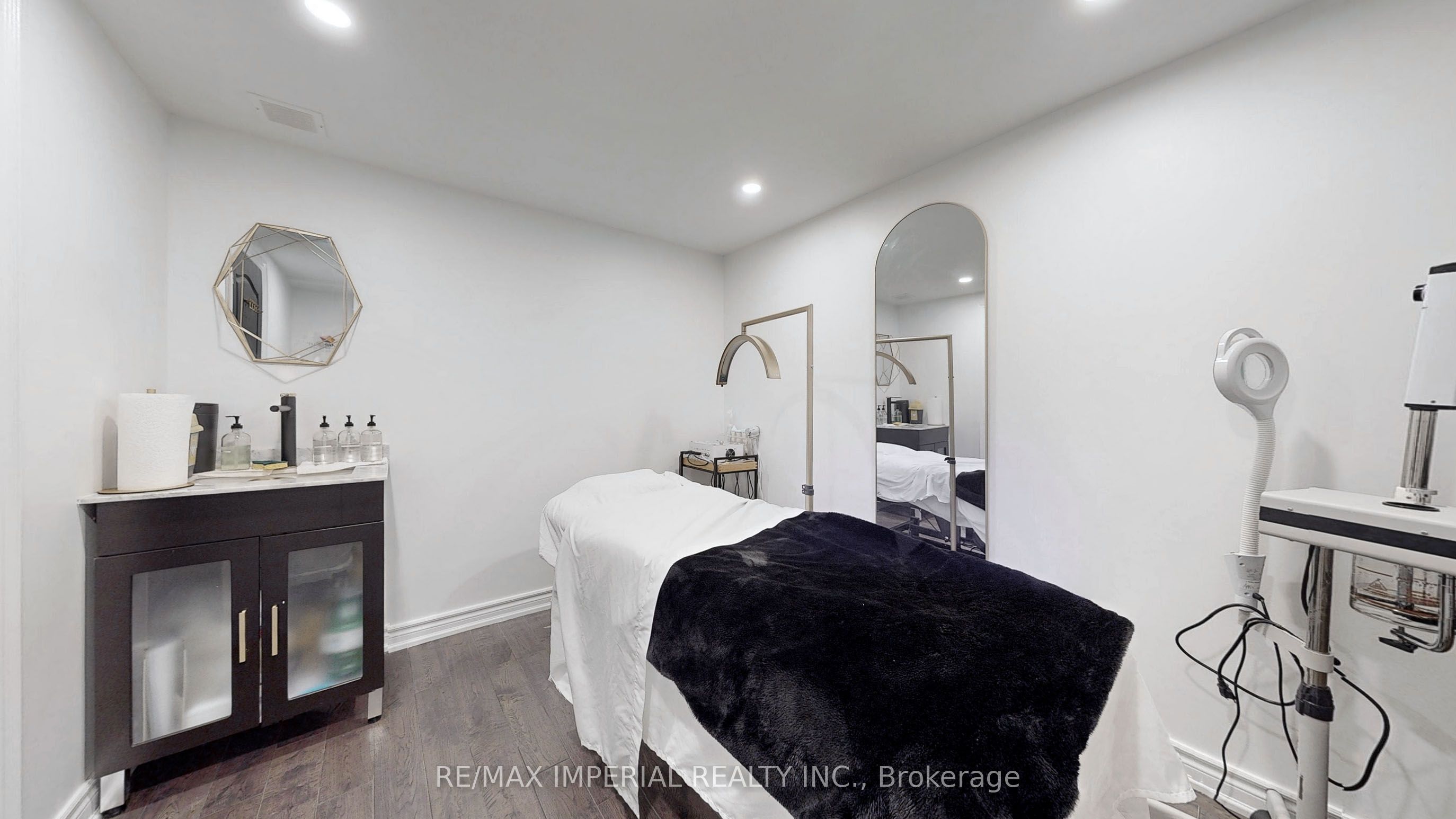 #room1&2 - 156 Main (unionville) Street Property Photo 4