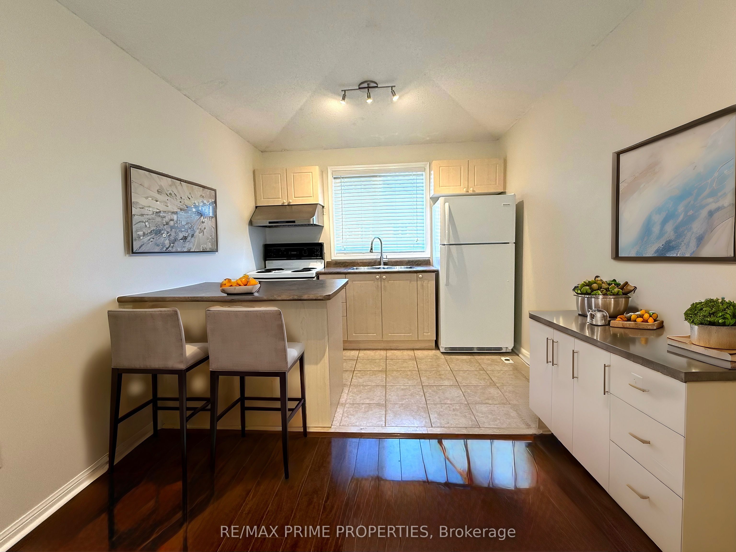 #coach - 46 Glendennan Avenue Property Photo 6