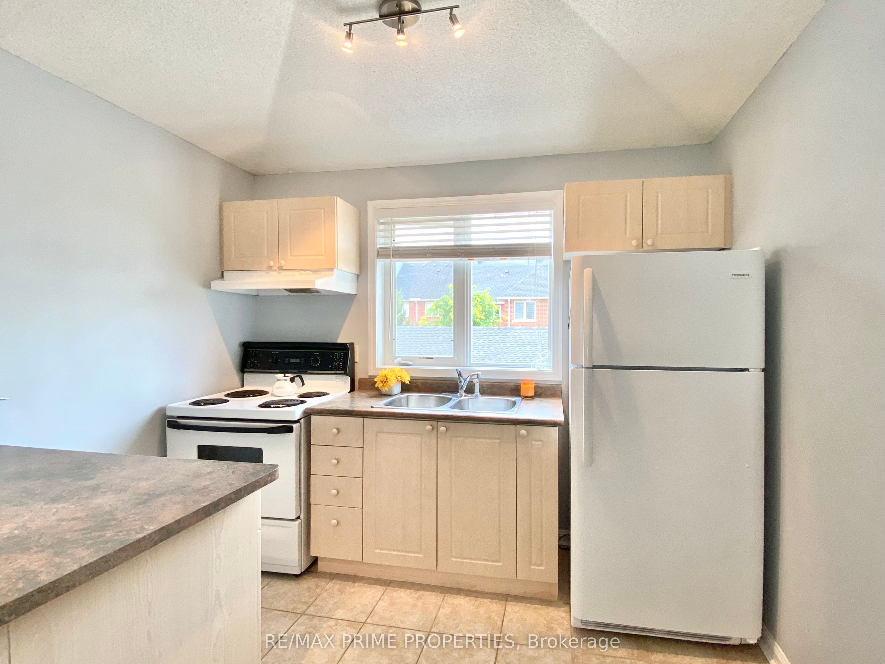 #coach - 46 Glendennan Avenue Property Photo 7