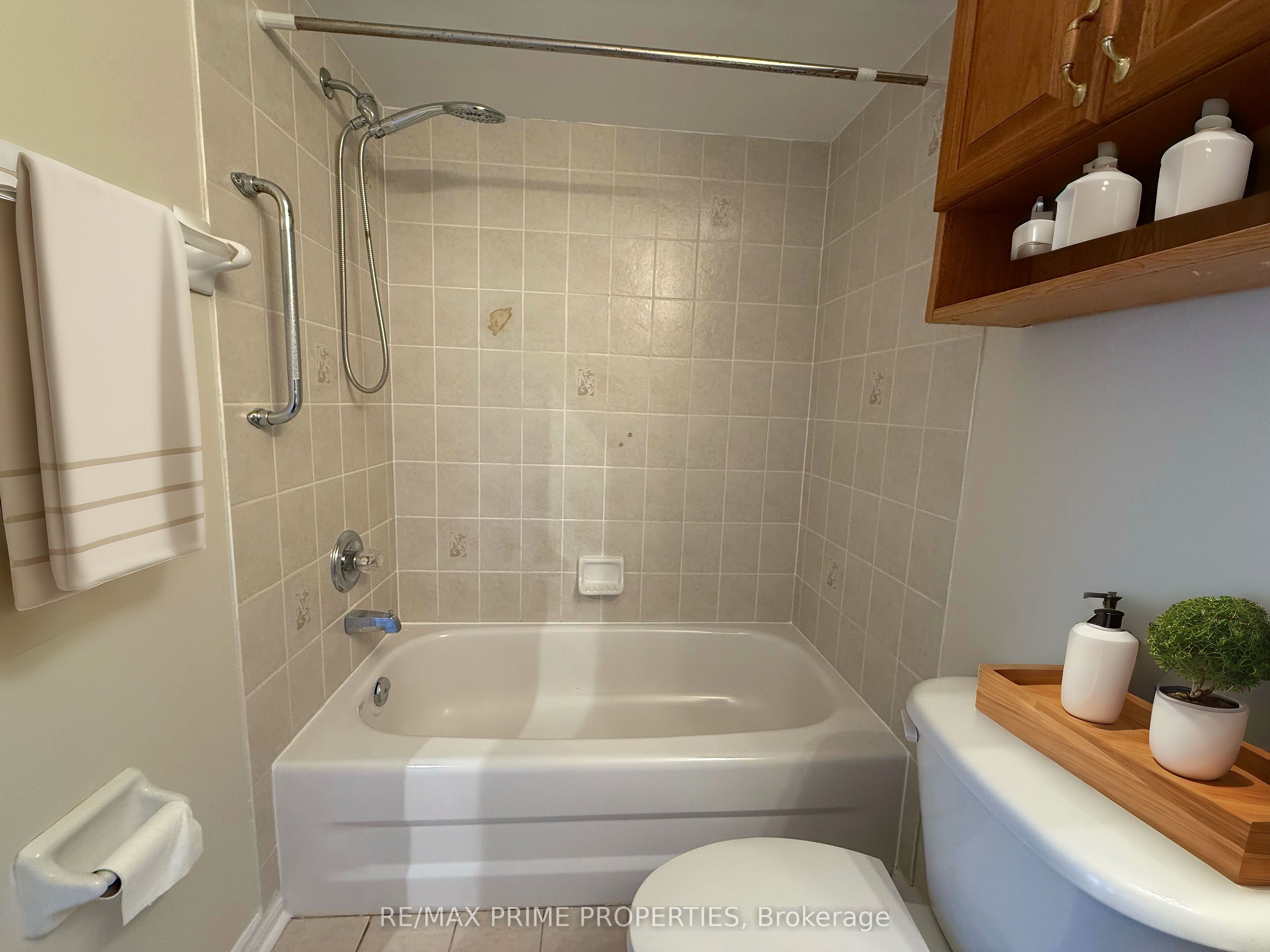 #coach - 46 Glendennan Avenue Property Photo 8