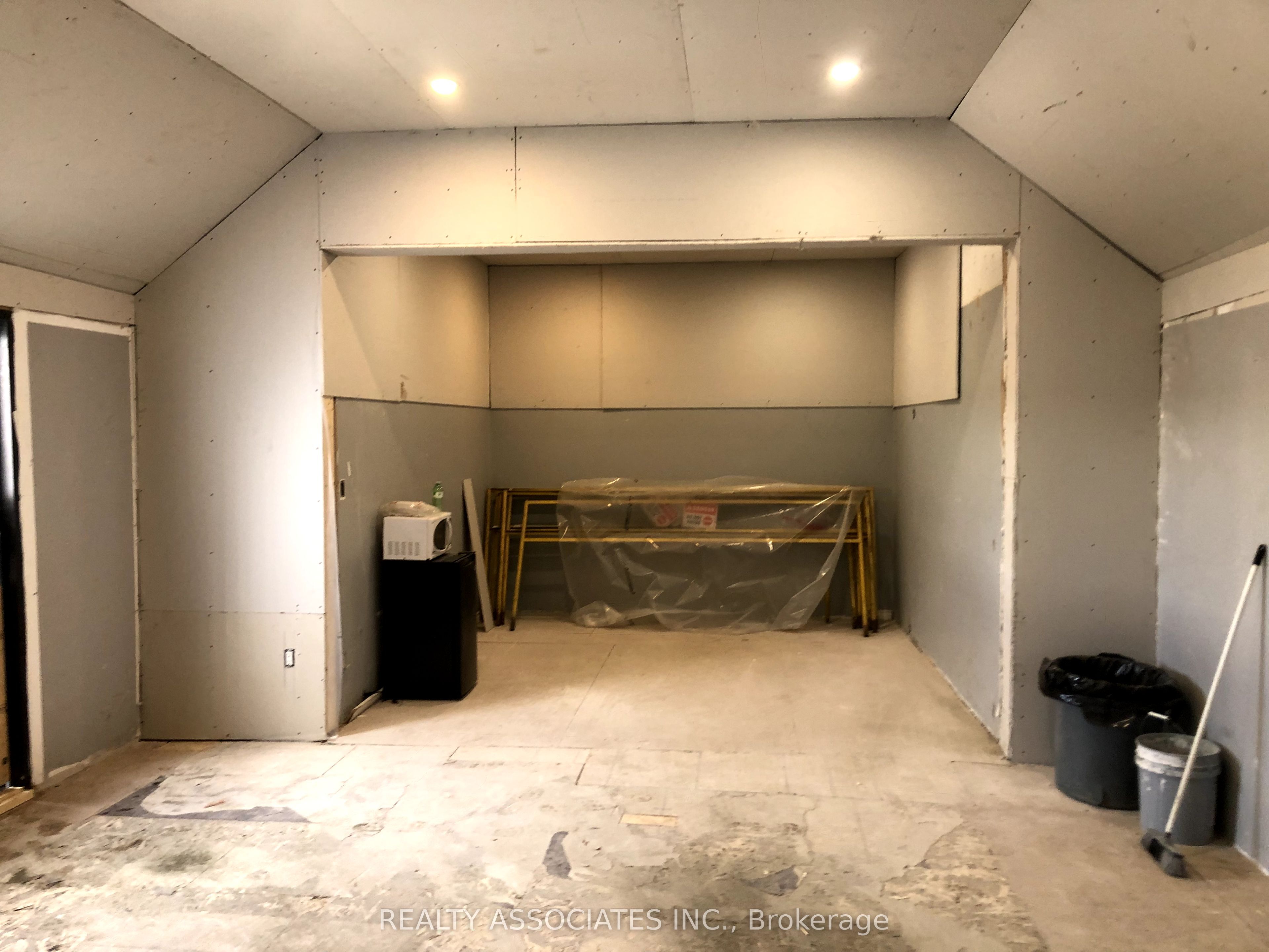 26 The Queensway Property Photo 10
