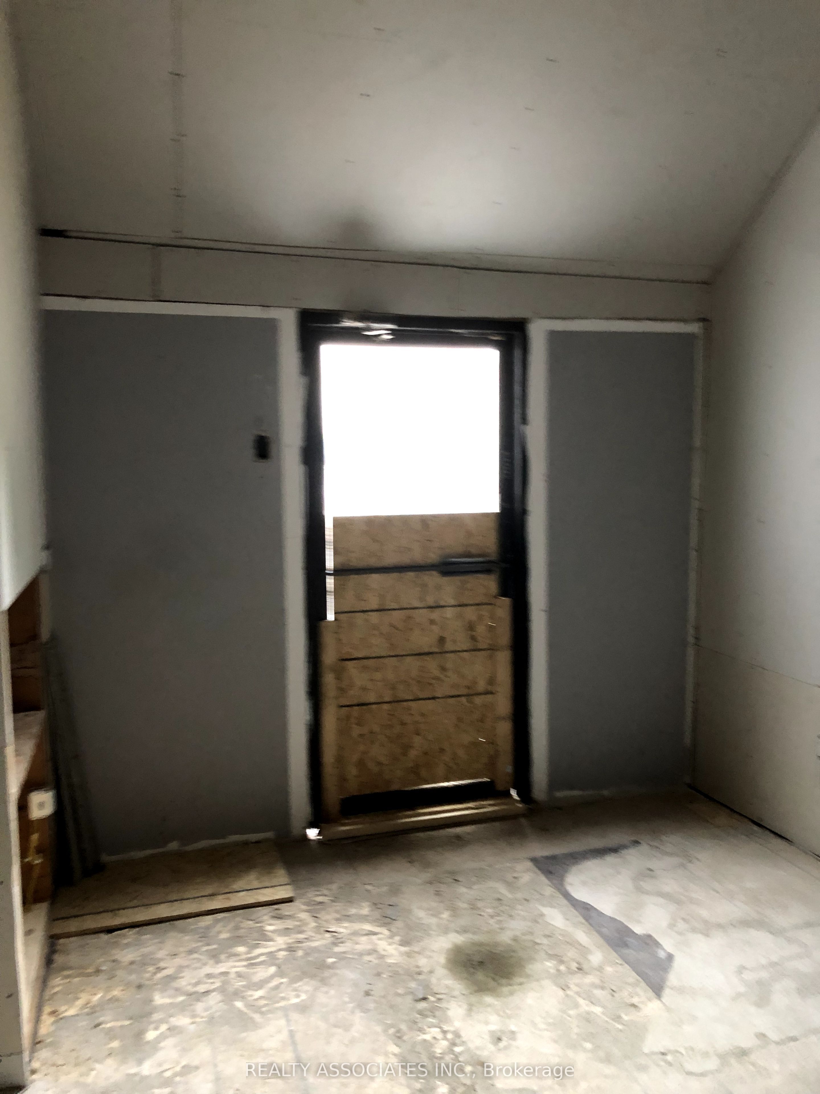 26 The Queensway Property Photo 11