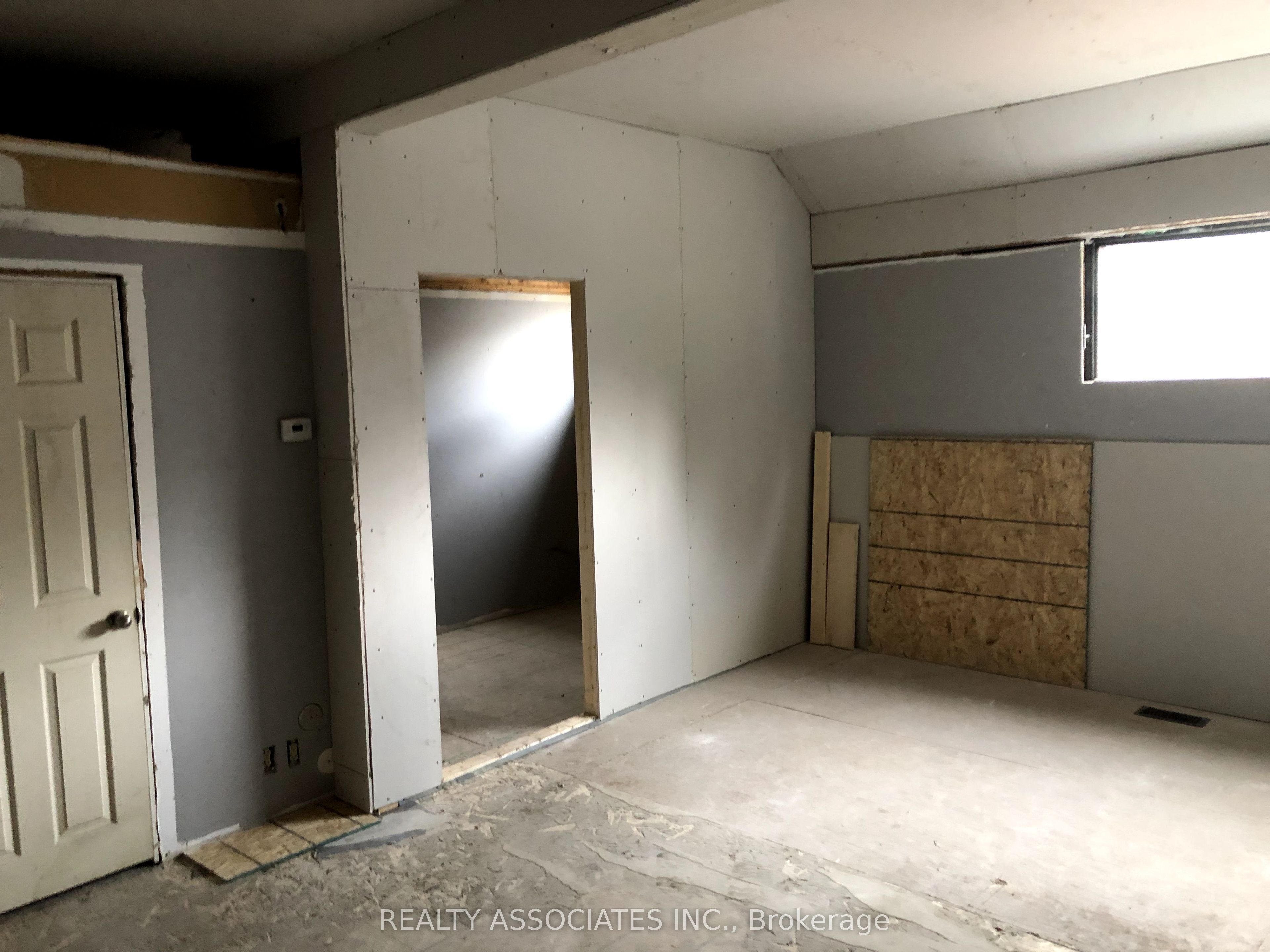 26 The Queensway Property Photo 14