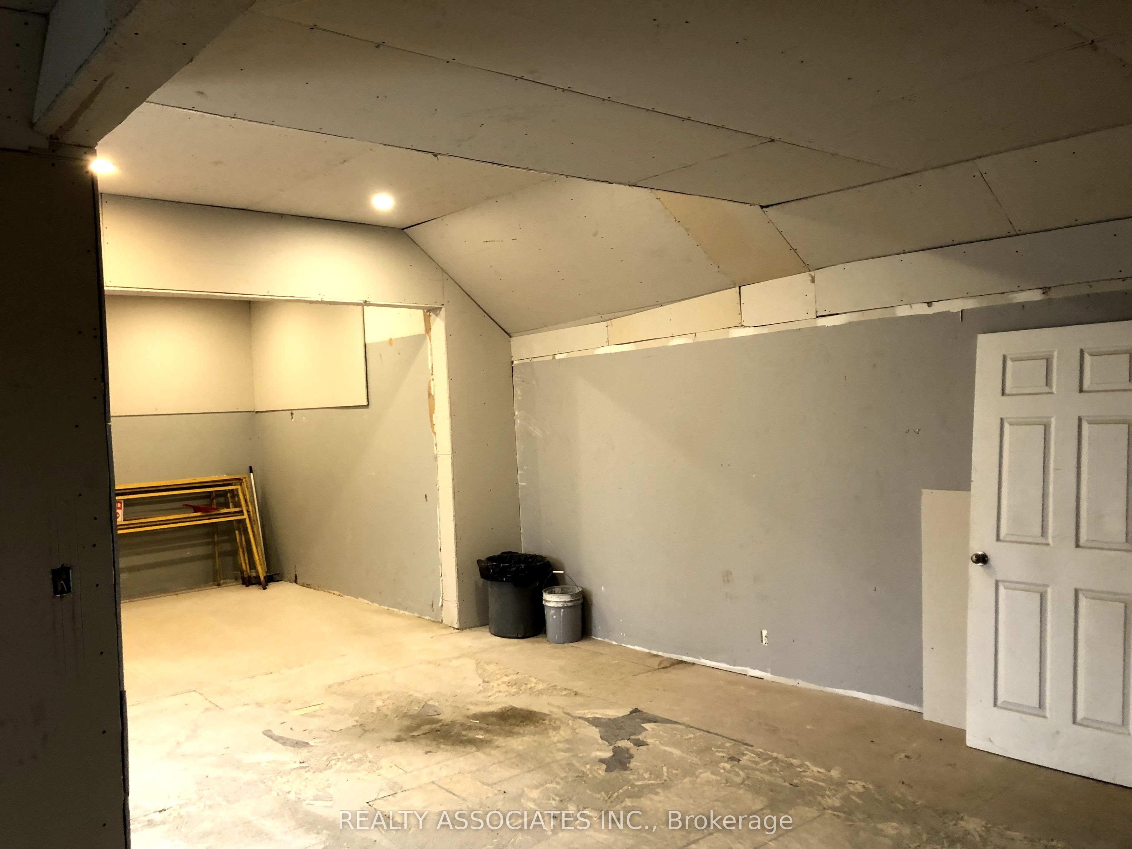 26 The Queensway Property Photo 15