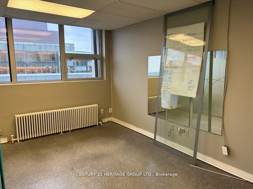 #211 - 10255 Yonge Street Property Photo 2