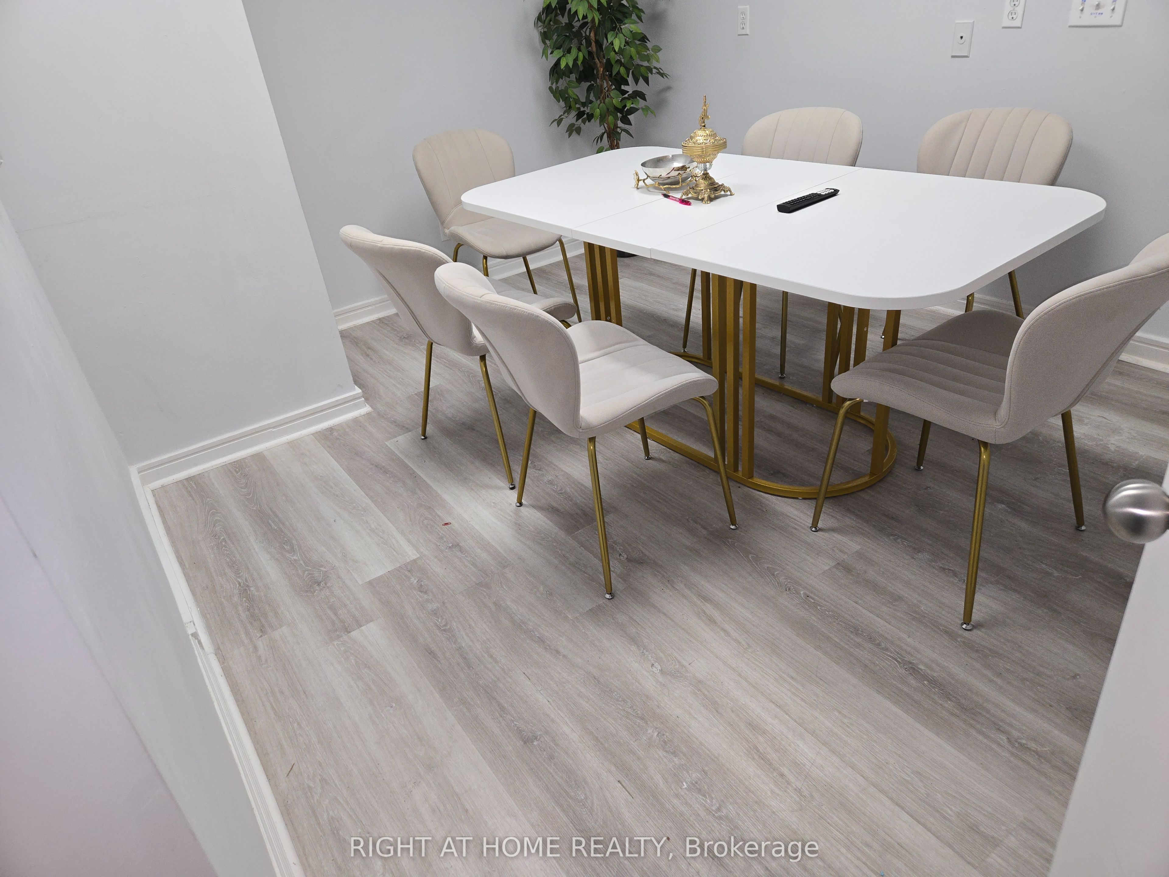 #main Fl - 10014 Yonge Street Property Photo 5