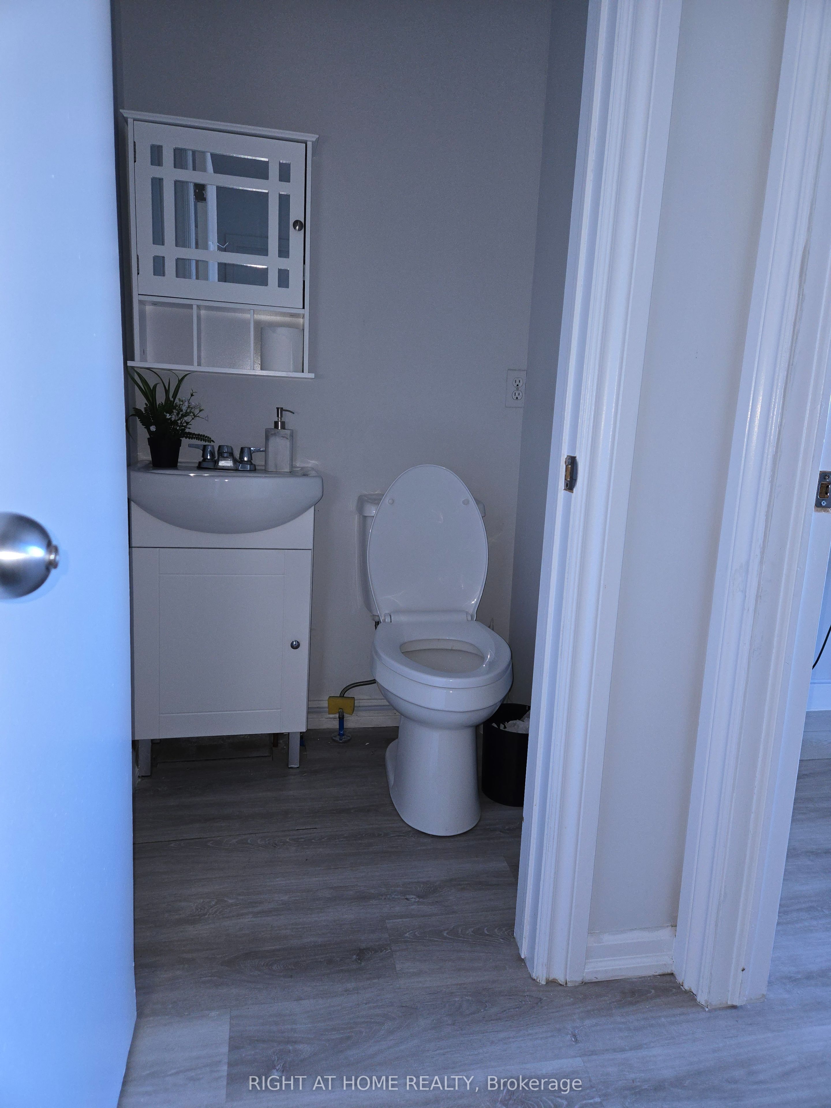 #main Fl - 10014 Yonge Street Property Photo 11