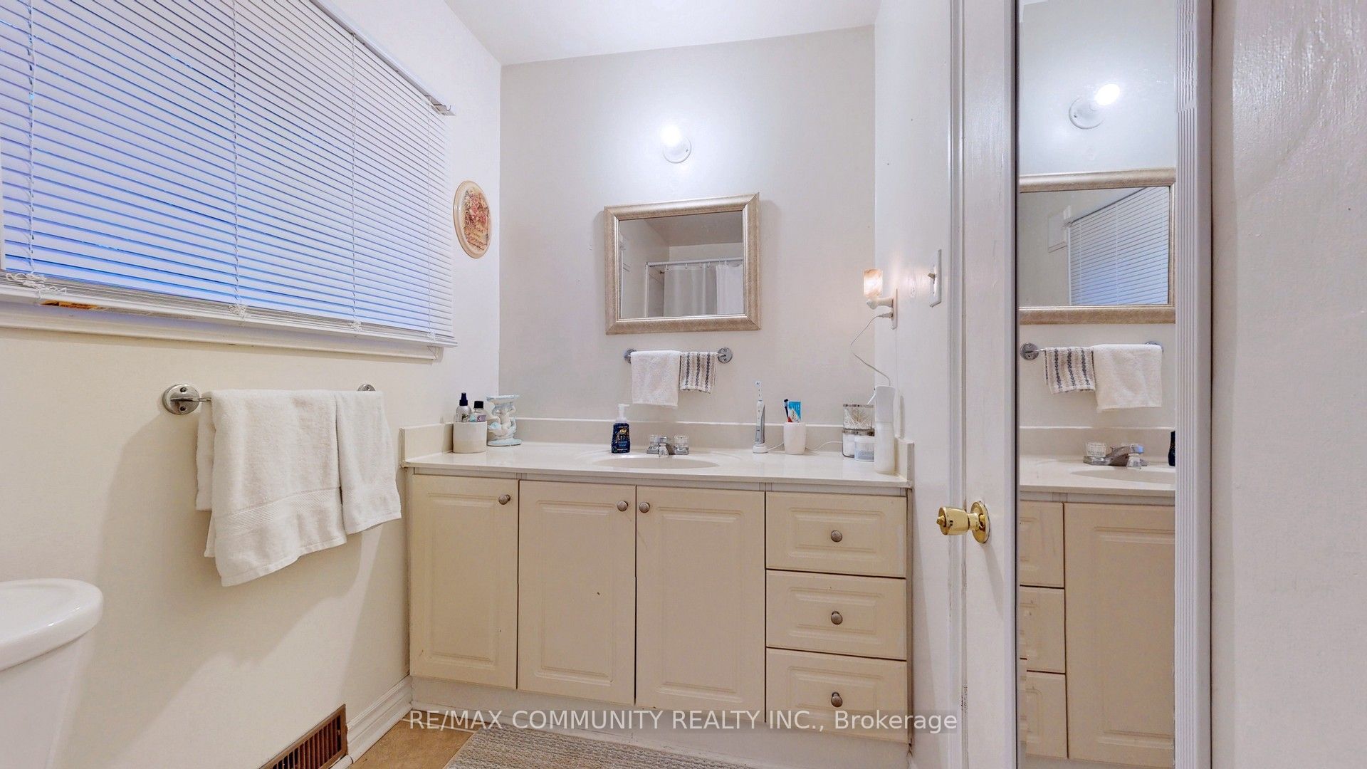 21025 Lakeridge Road Property Photo 8