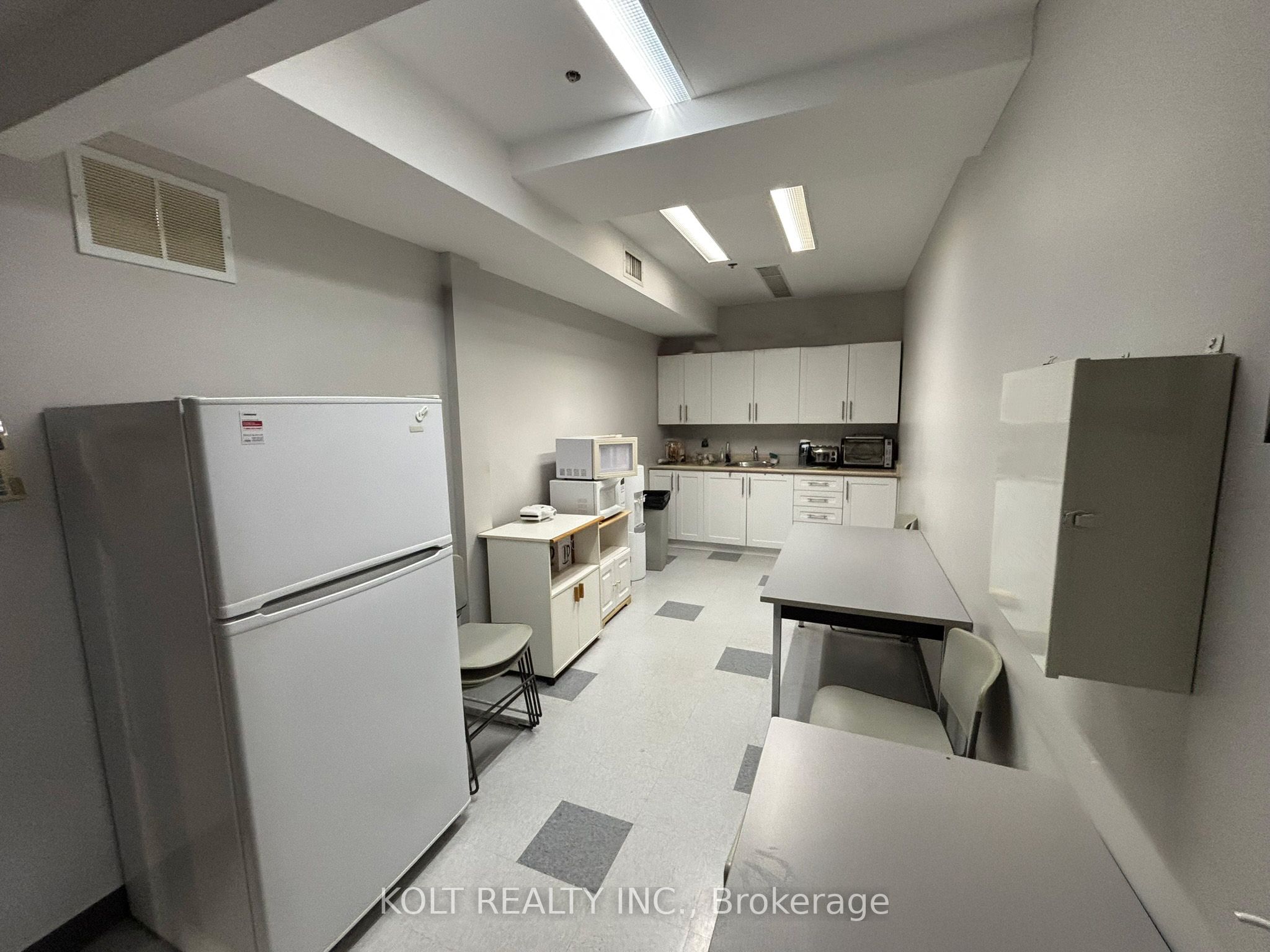80 Esna Park Dr Property Photo 4