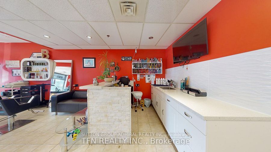 #1b - 1102 Centre Street Property Photo 2