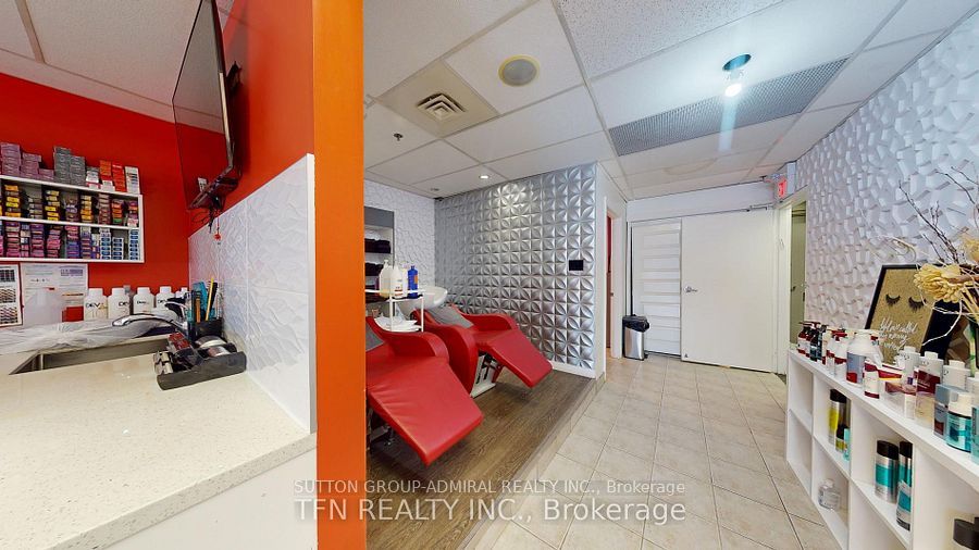 #1b - 1102 Centre Street Property Photo 3
