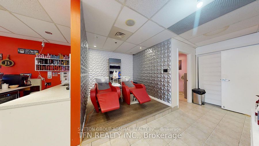 #1b - 1102 Centre Street Property Photo 6