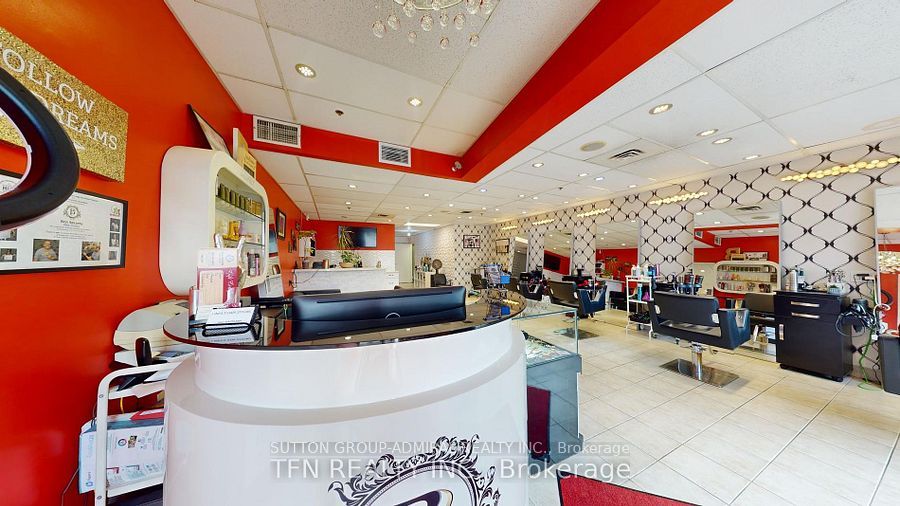 #1b - 1102 Centre Street Property Photo 10