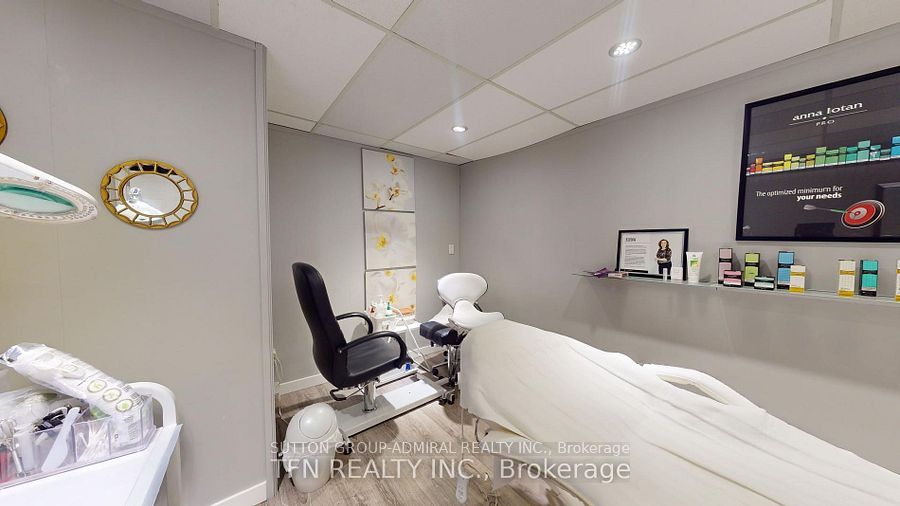 #1b - 1102 Centre Street Property Photo 23