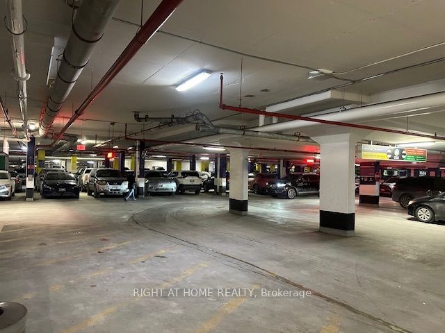7181 Yonge St Property Photo 4