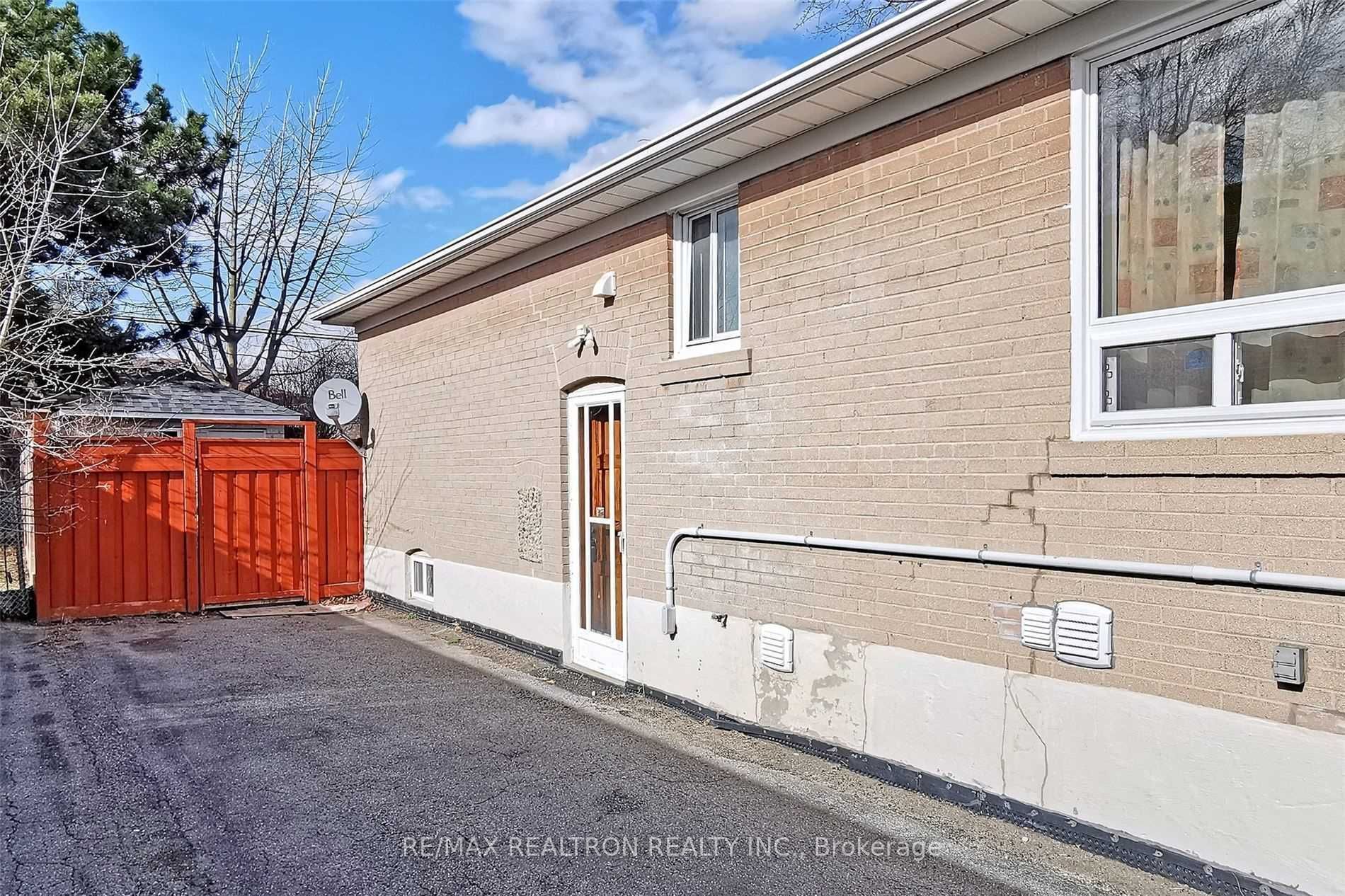 #upper - 395 Taylor Mills Drive Property Photo 4