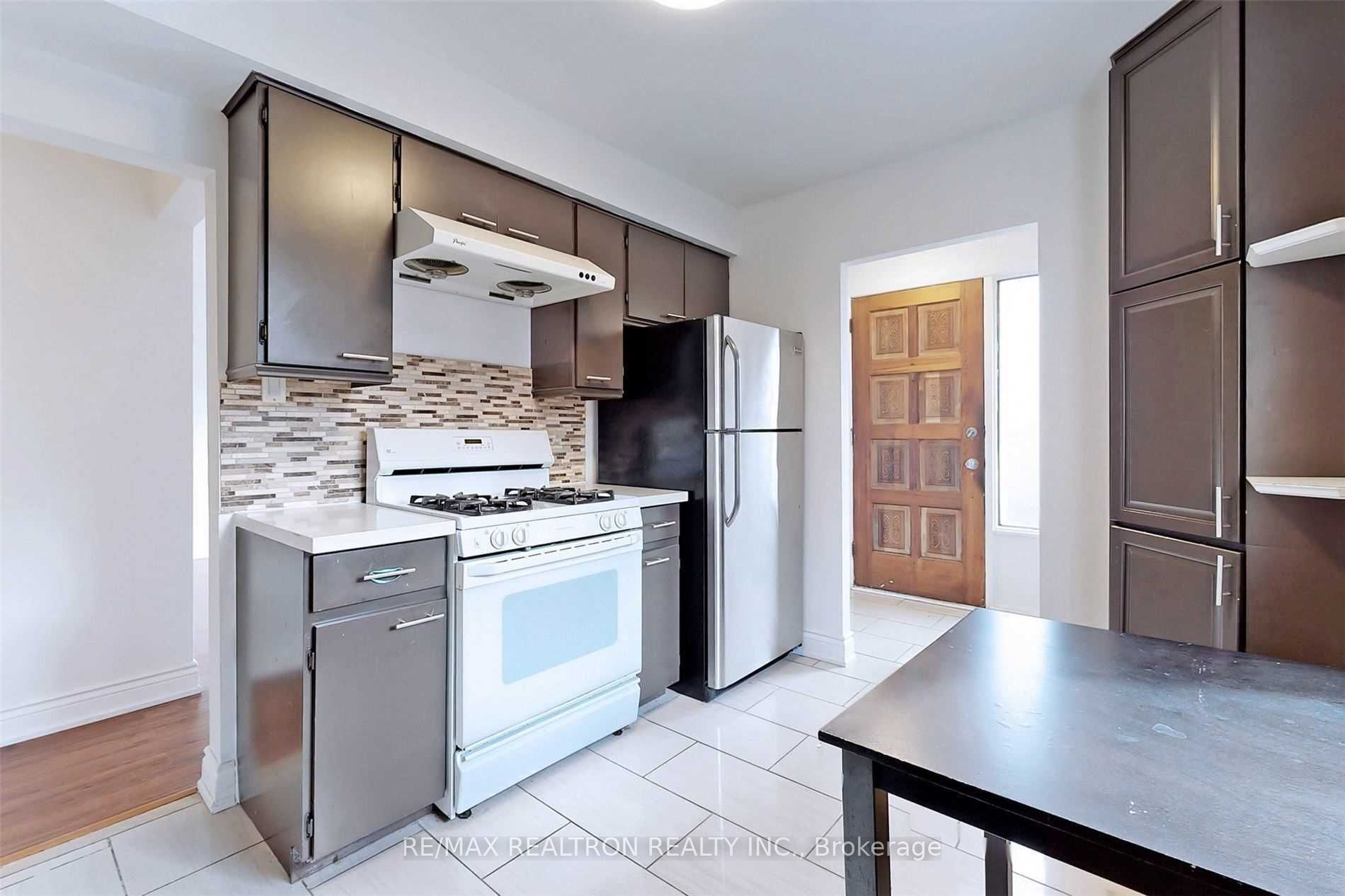 #upper - 395 Taylor Mills Drive Property Photo 9