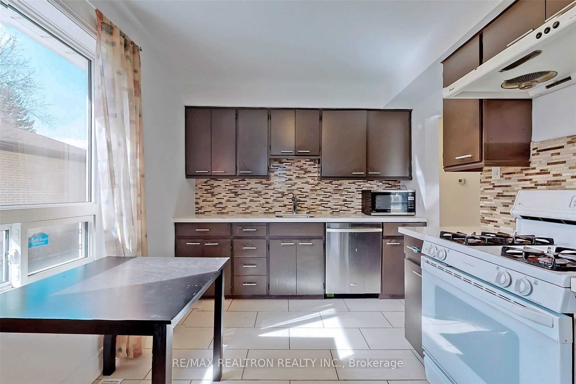 #upper - 395 Taylor Mills Drive Property Photo 11