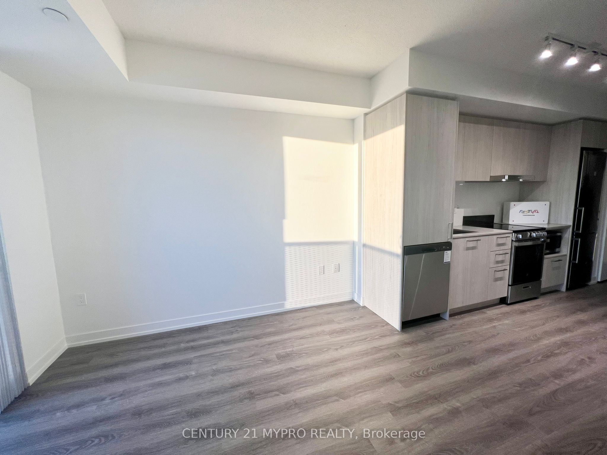 #2007 - 195 Commerce Street Property Photo 3