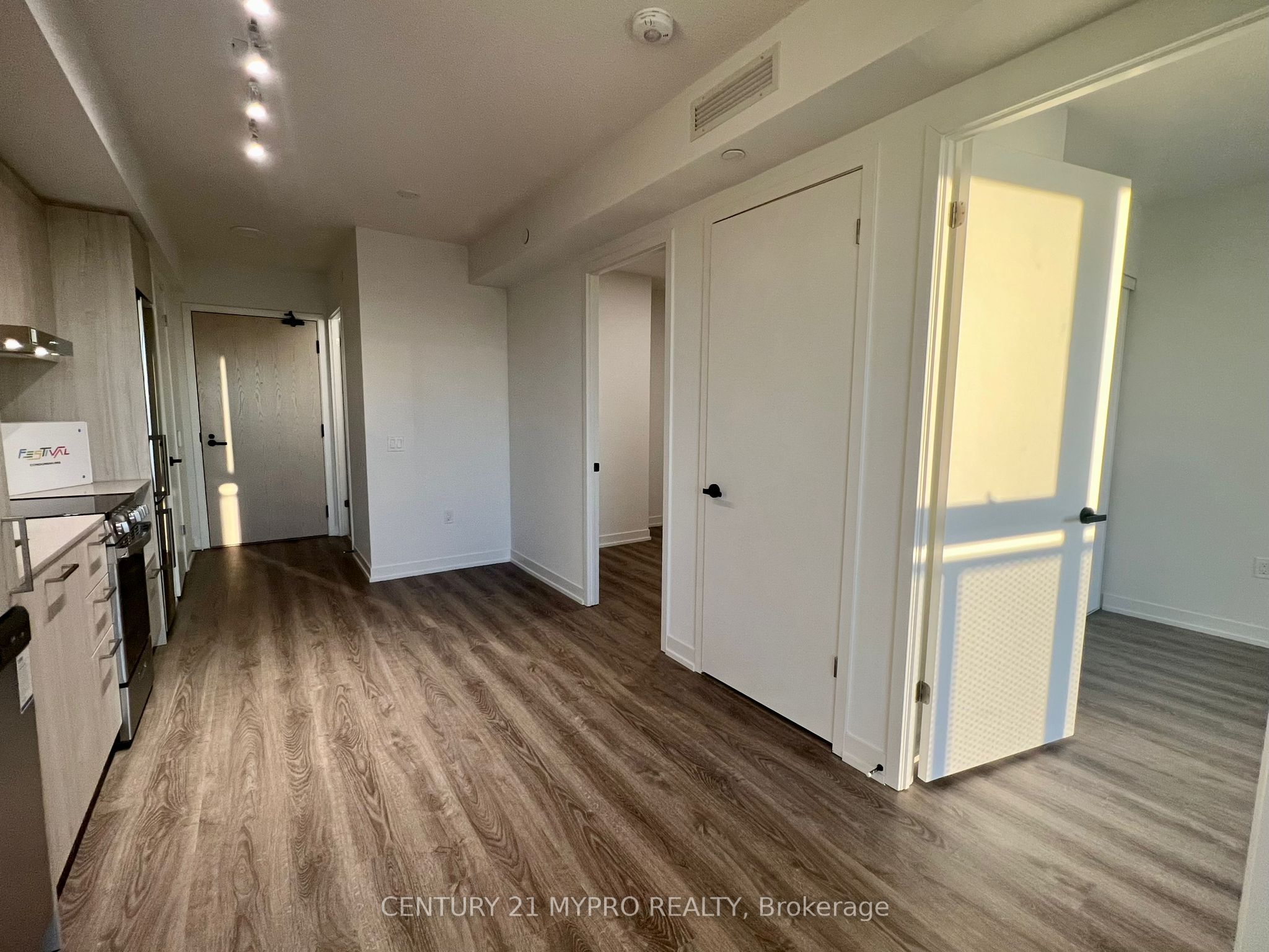 #2007 - 195 Commerce Street Property Photo 6