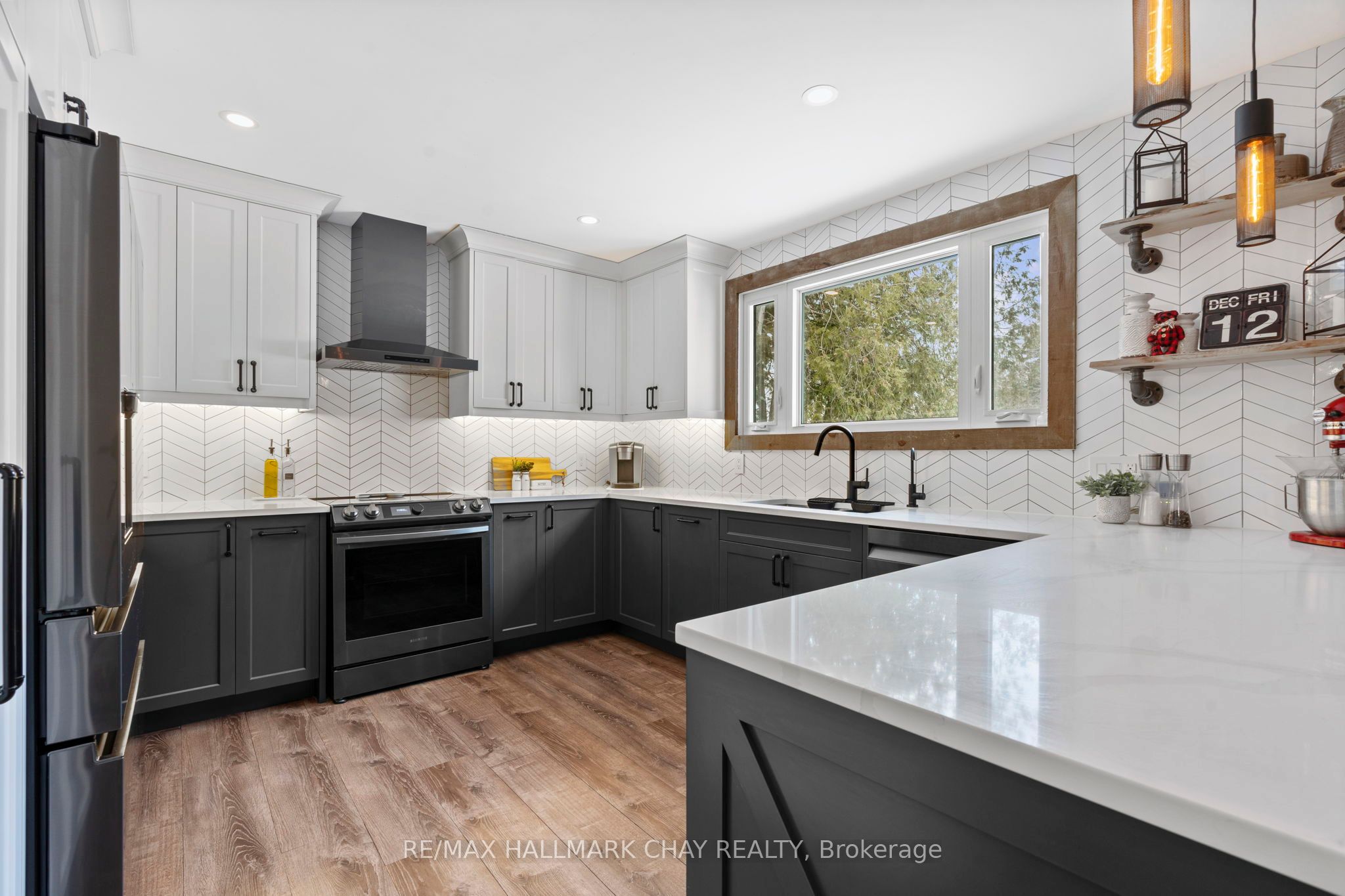 731 Pinegrove Avenue Property Photo 1