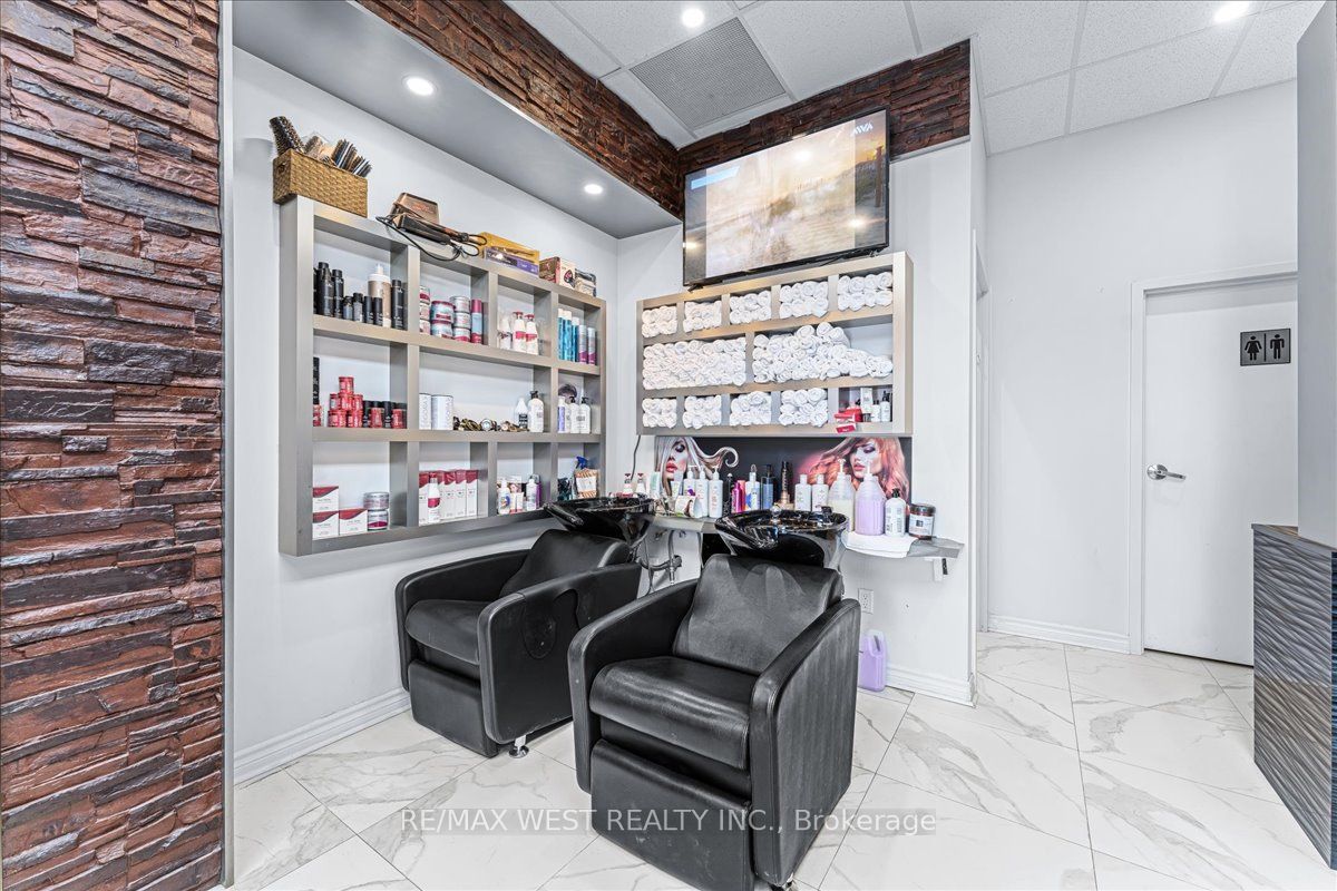 #a8 - 9610 Yonge Street Property Photo 7