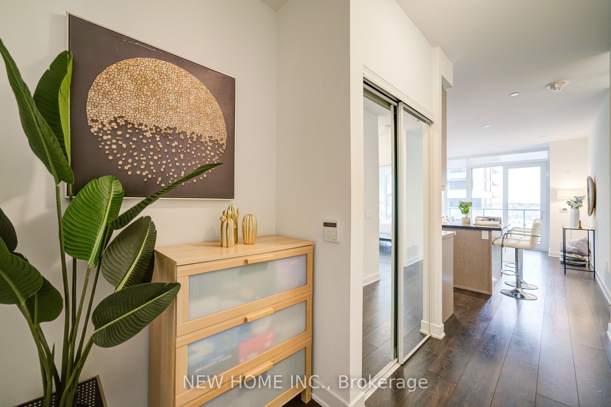#907 - 95 Oneida Crescent Property Photo 3