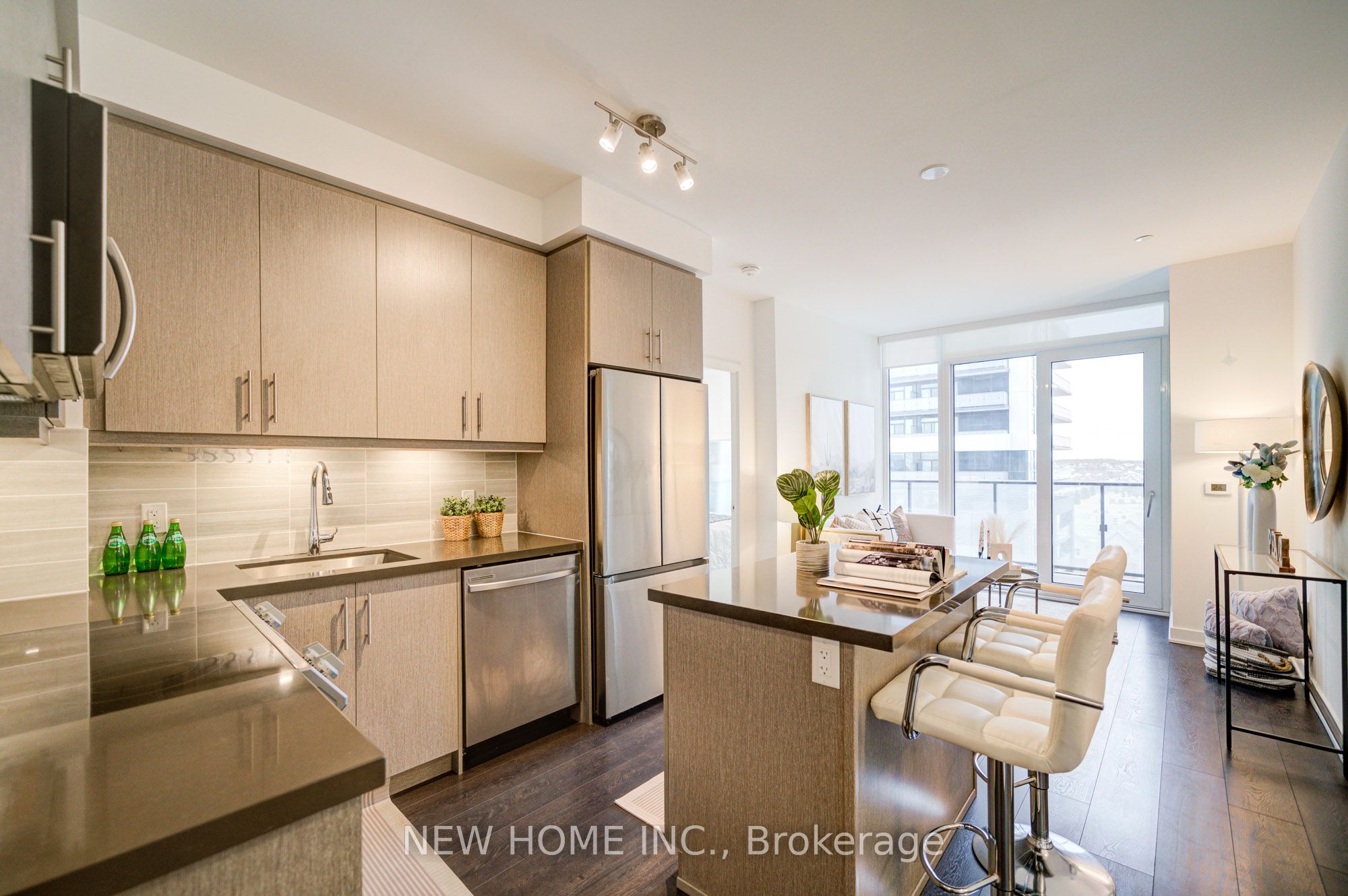 #907 - 95 Oneida Crescent Property Photo 5