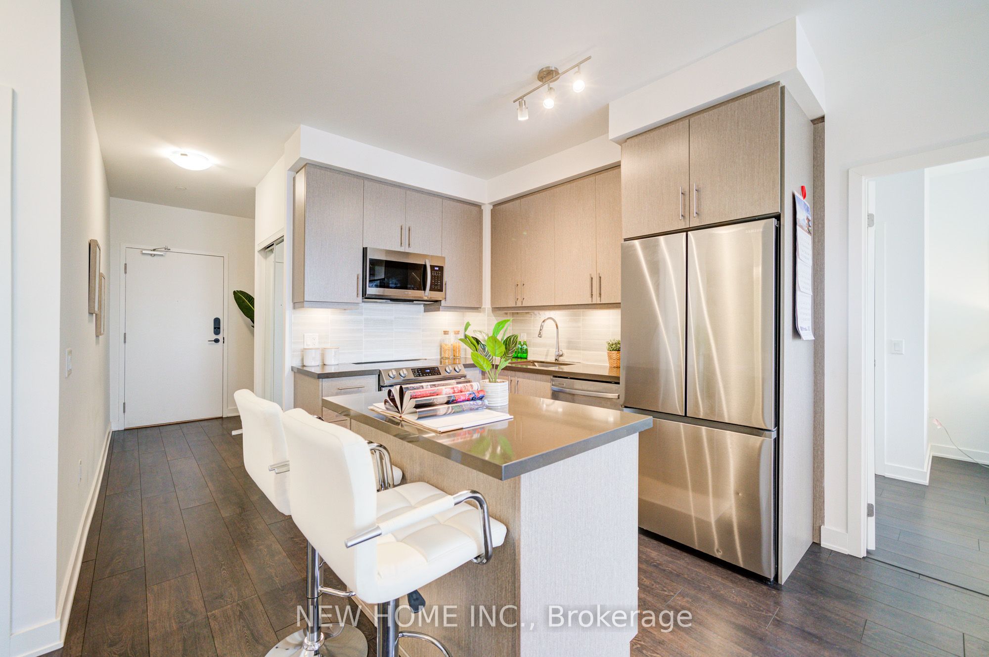 #907 - 95 Oneida Crescent Property Photo 6