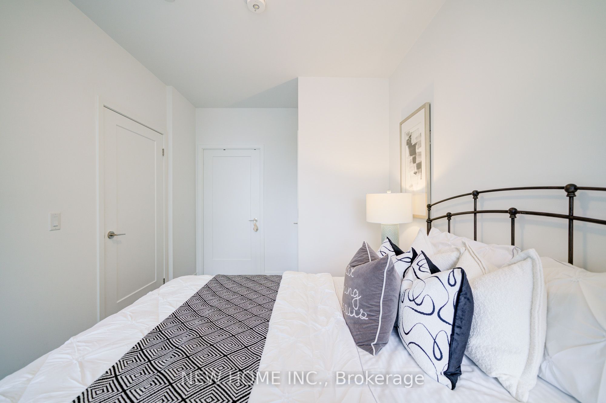 #907 - 95 Oneida Crescent Property Photo 9
