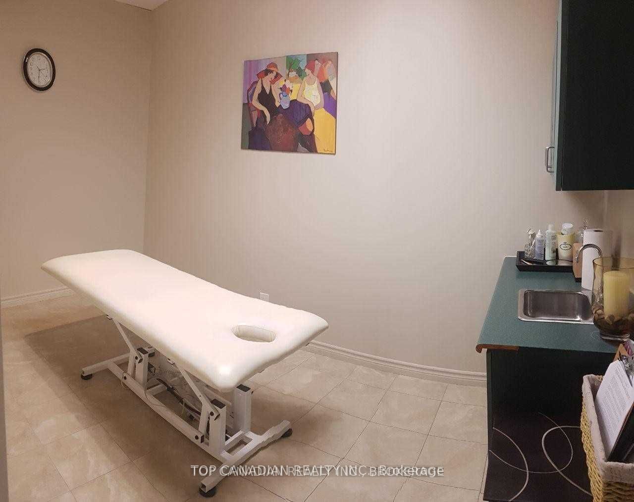 #15 - 9555 Yonge Street Property Photo 9
