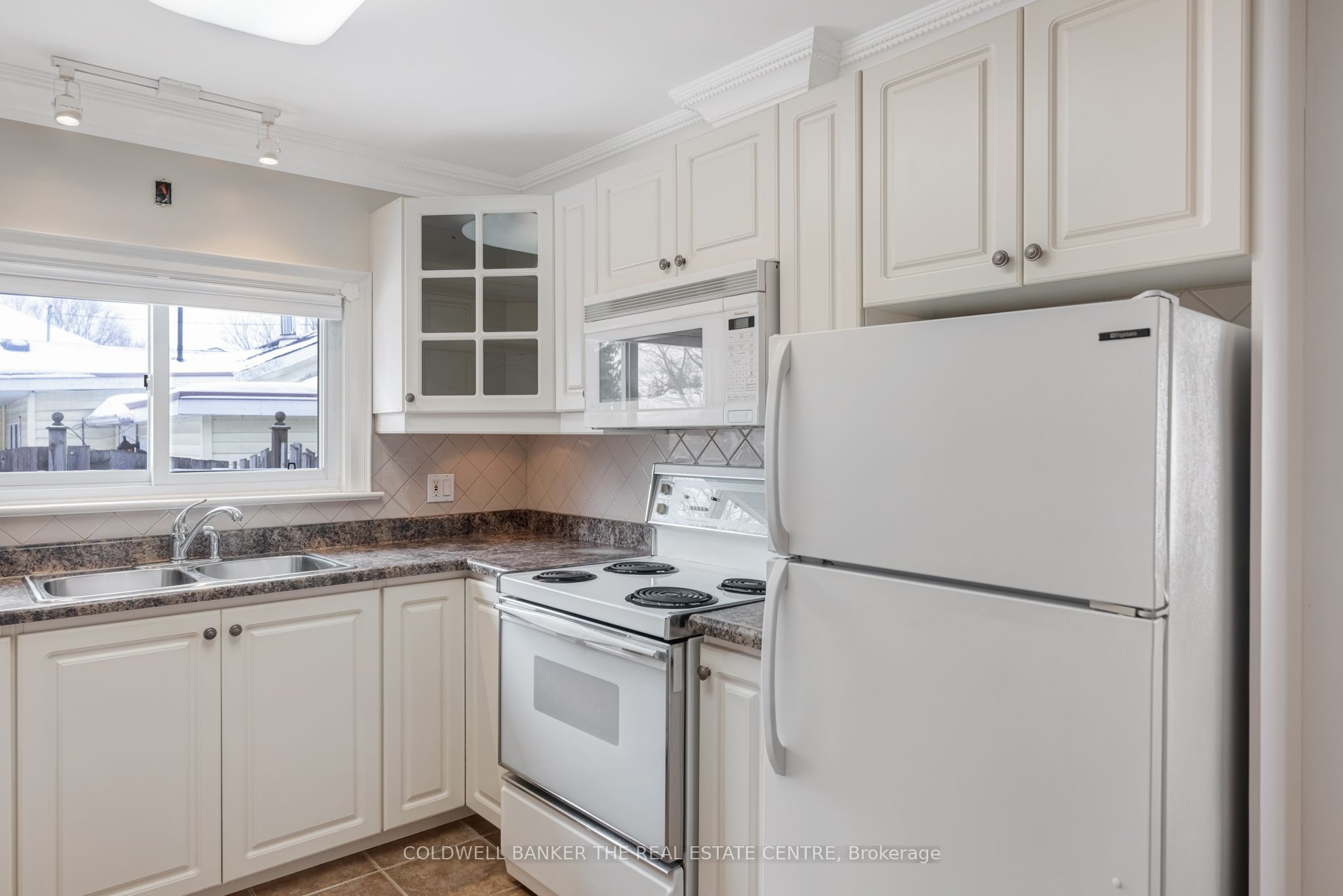197 Cameron Crescent Property Photo 16